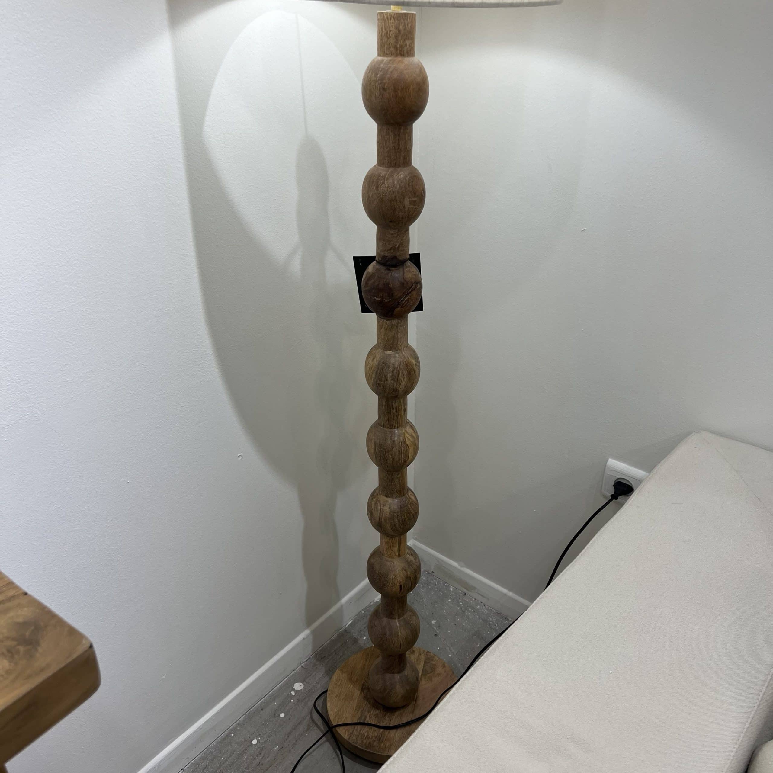 מנורה עומדת רגל עץ כדורים דגם שאנטי מנורה עומדת רגל עץ כדורים דגם שאנטי