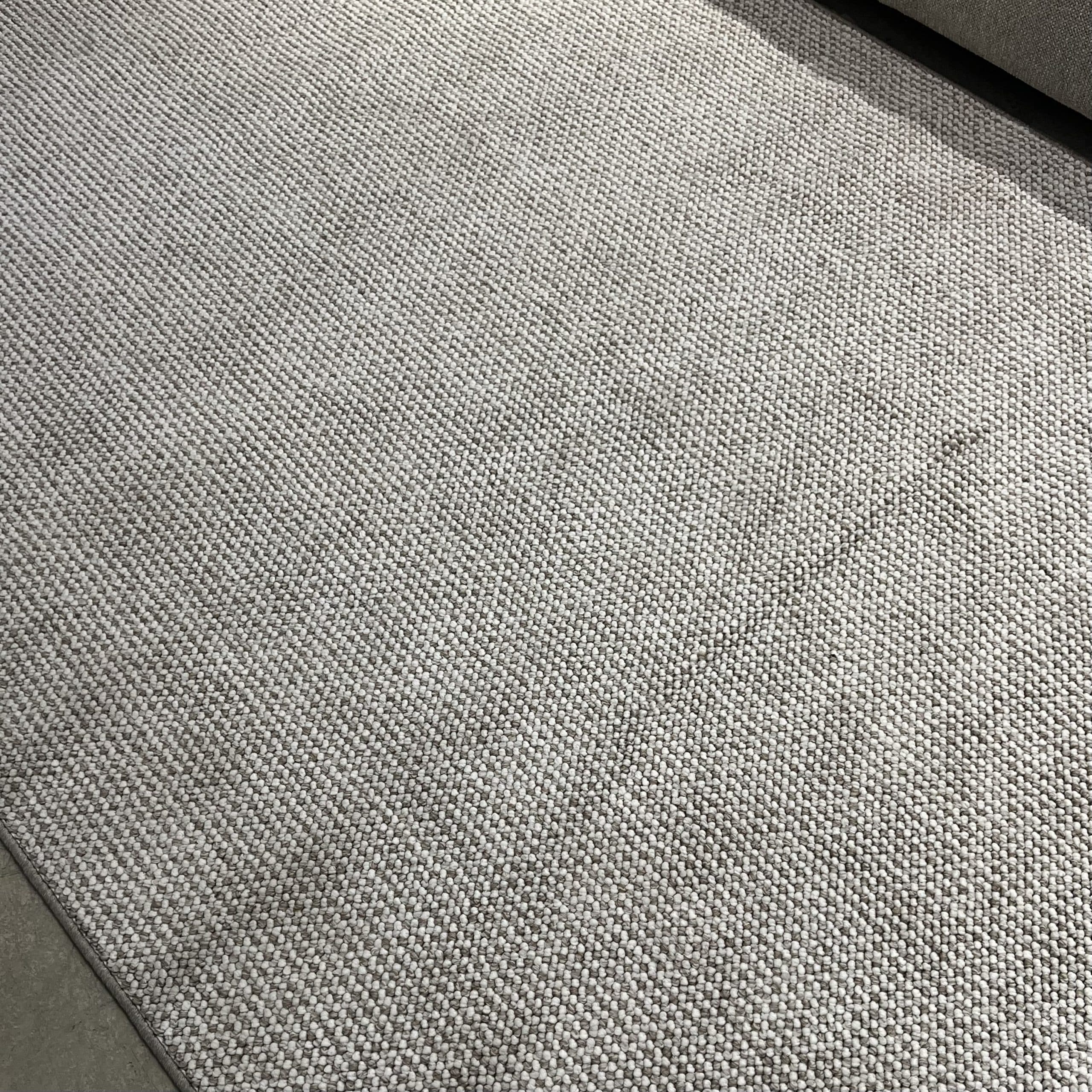 שטיח קליפורניה לבן נקודות בז יוקרתי שטיח קליפורניה לבן נקודות בז יוקרתי