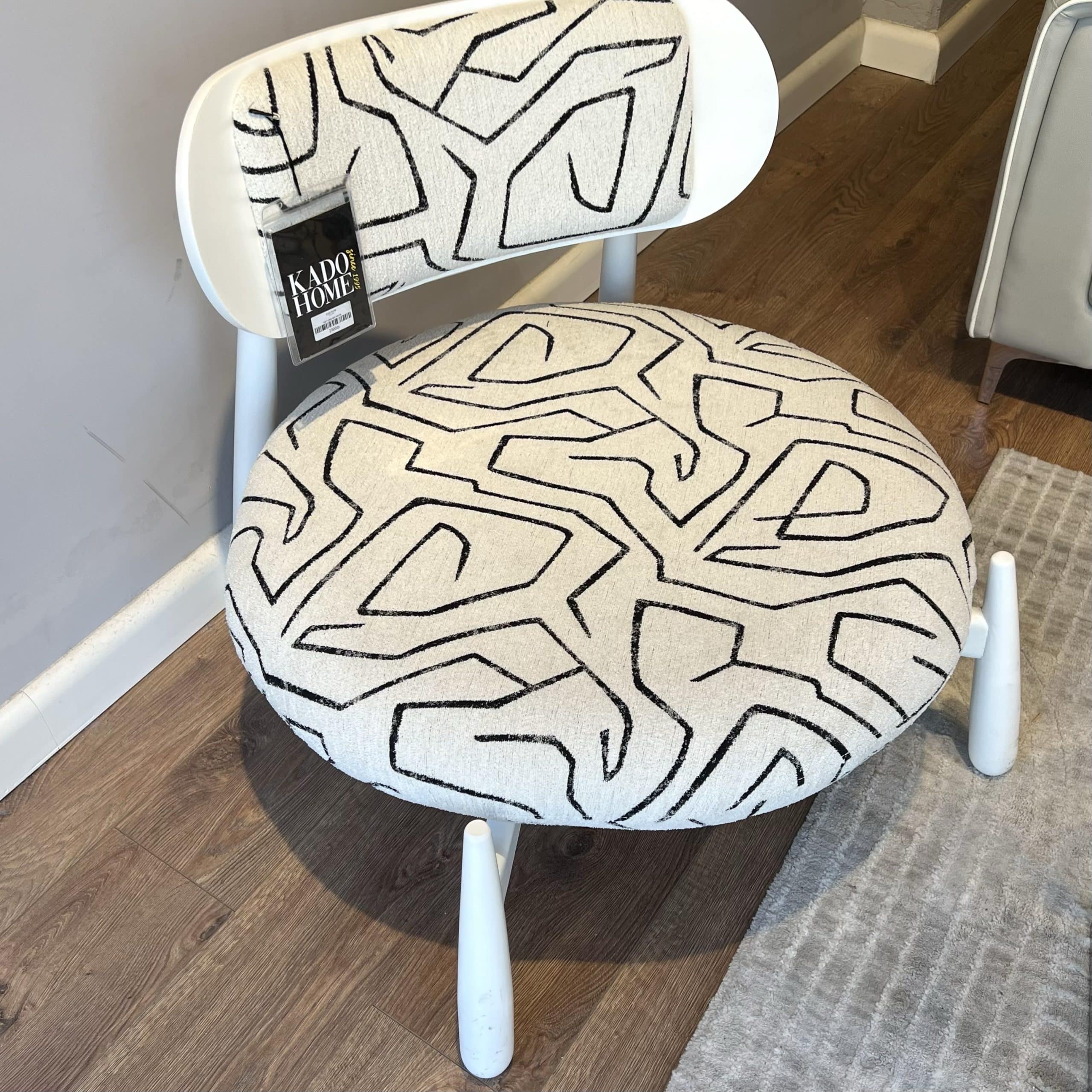 כורסא דגם סטון בד לבן מעורב שחור גוף עץ לבן אחרונה - SALE כורסא דגם סטון בד לבן מעורב שחור גוף עץ לבן אחרונה - SALE