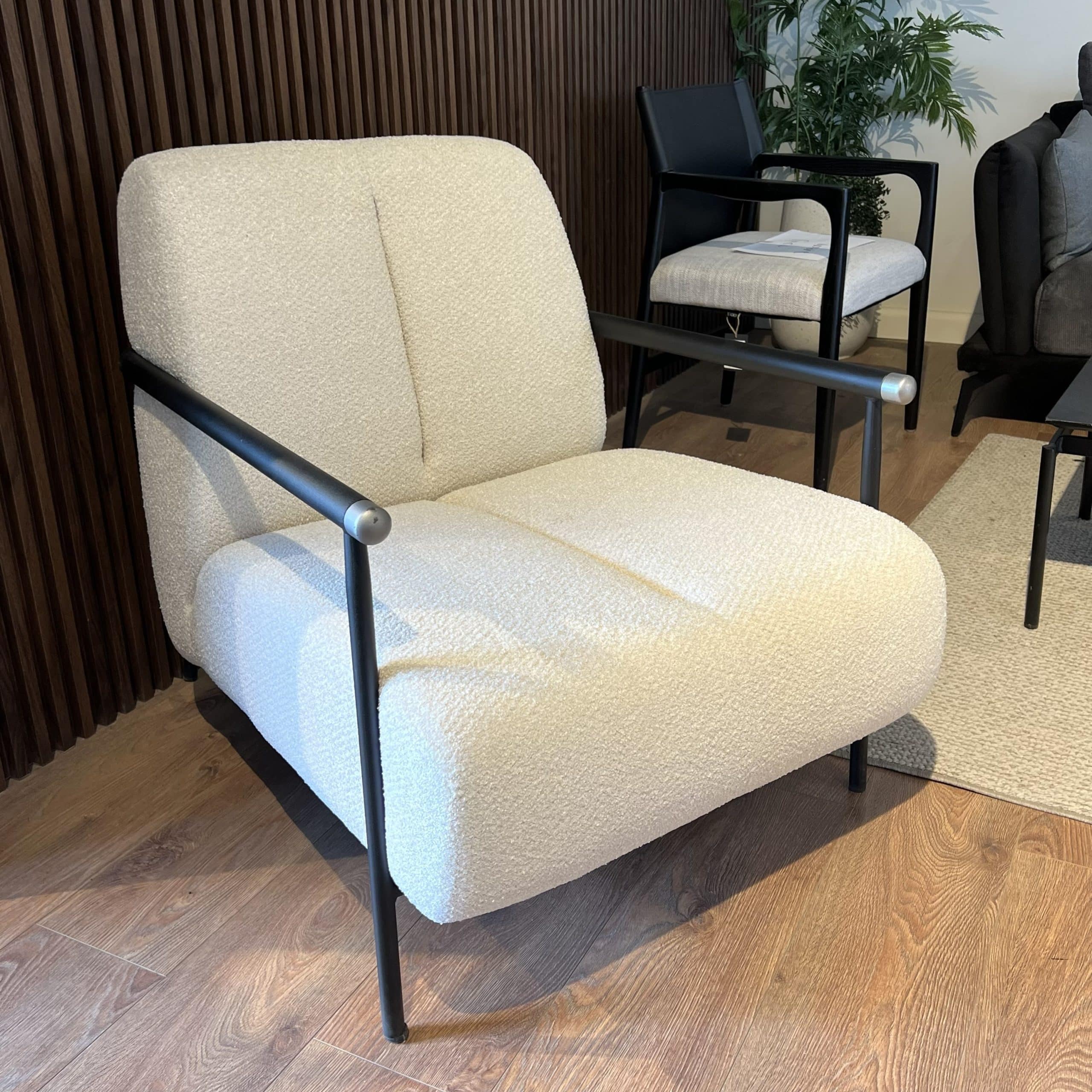 כורסא מעוצבת דגם יו גוון שמנת ברזל שחור - אחרונה מתצוגה! כורסא מעוצבת דגם יו גוון שמנת ברזל שחור - אחרונה מתצוגה!