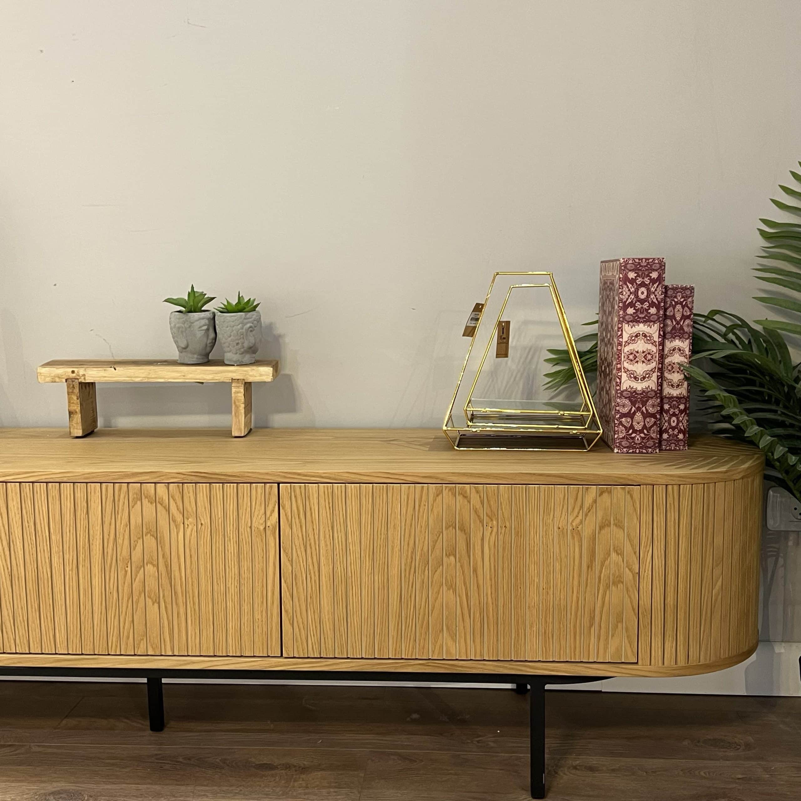 מזנון מעוצב דגם דובאי אלון טבעי - SALE תצוגה! מזנון מעוצב דגם דובאי אלון טבעי - SALE תצוגה!