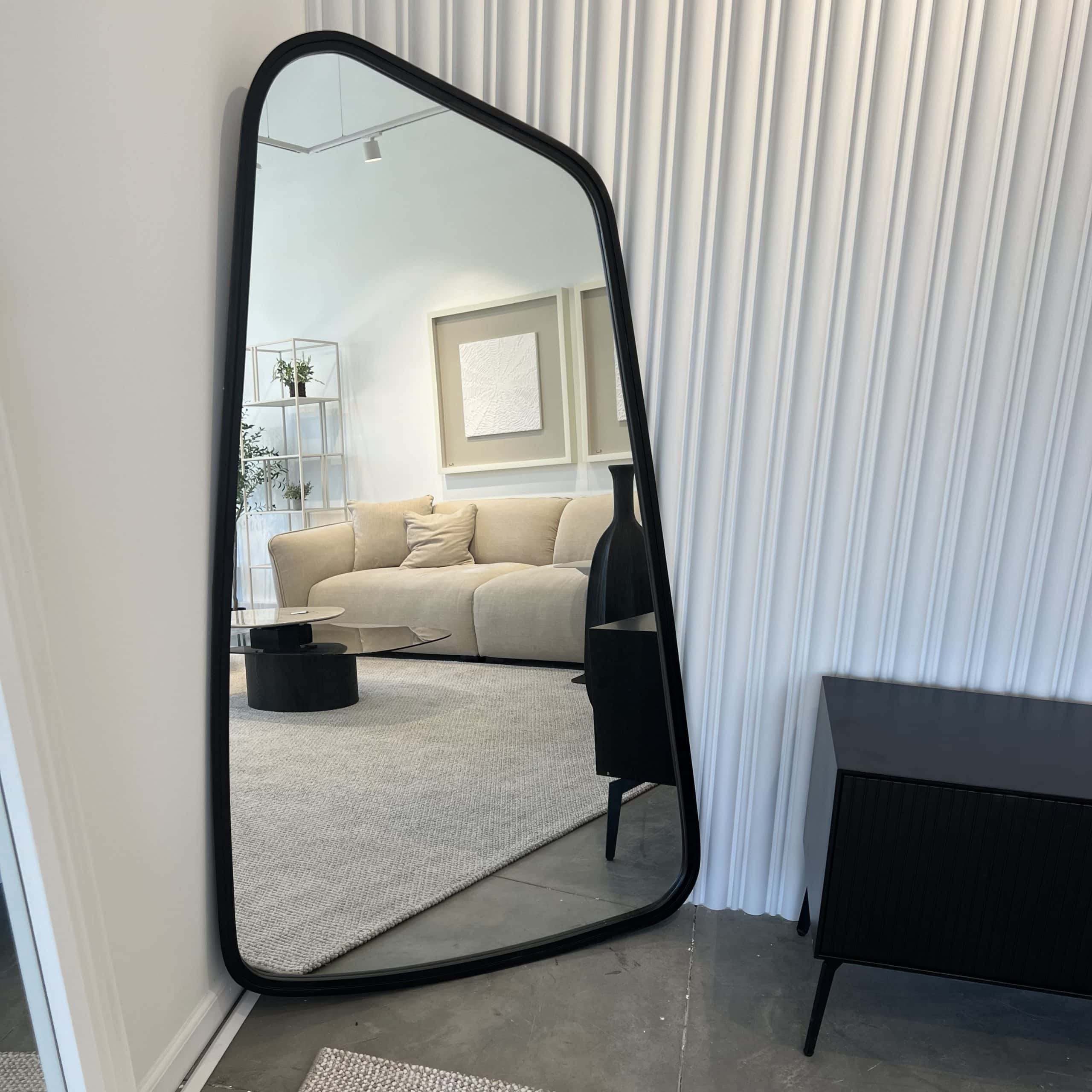 מראה יוקרתית אמורפית מסגרת שחורה דגם מור