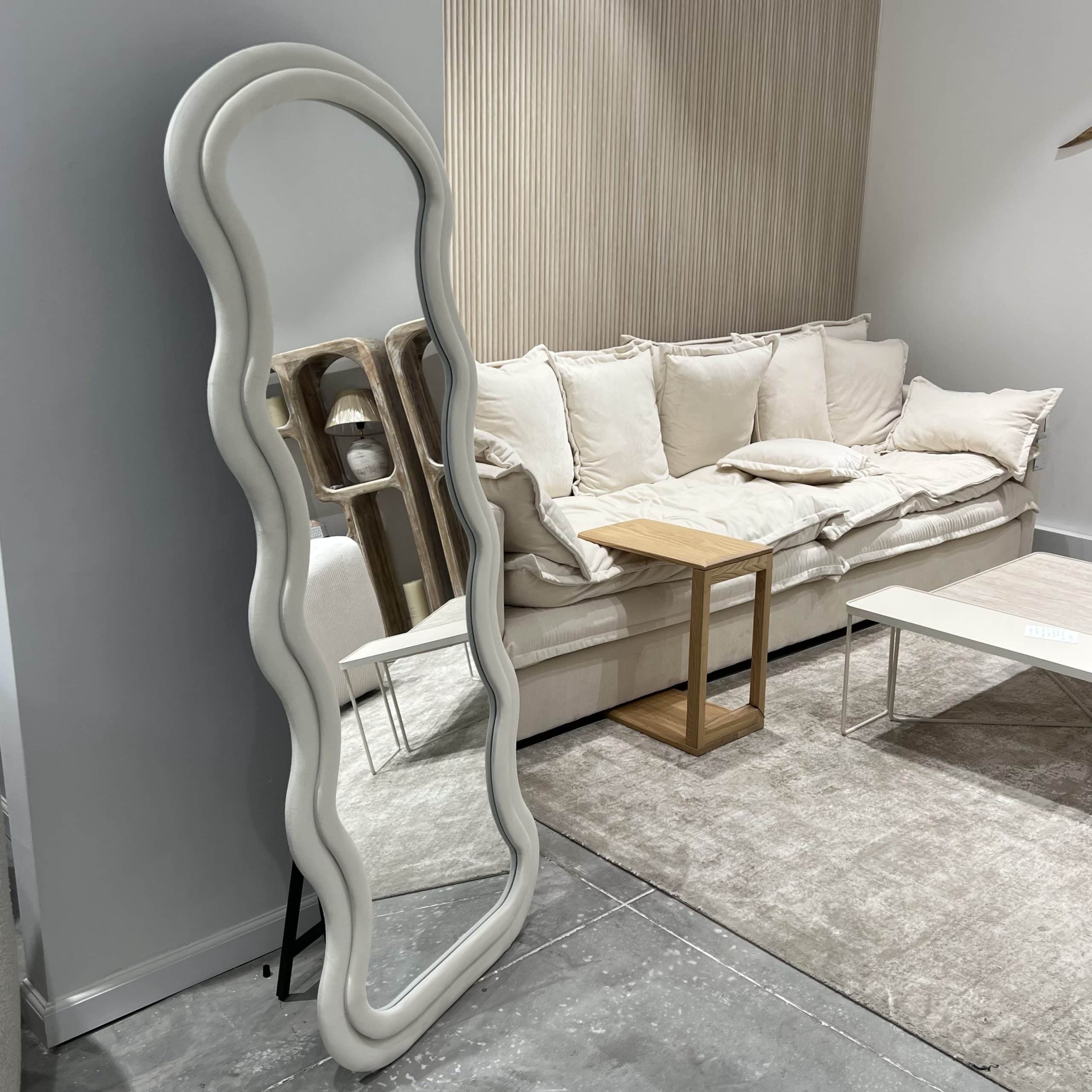 מראה מעוצבת ראש עגול מסגרת קטיפה לבן שבור גלים דגם איקו מראה מעוצבת ראש עגול מסגרת קטיפה לבן שבור גלים דגם איקו