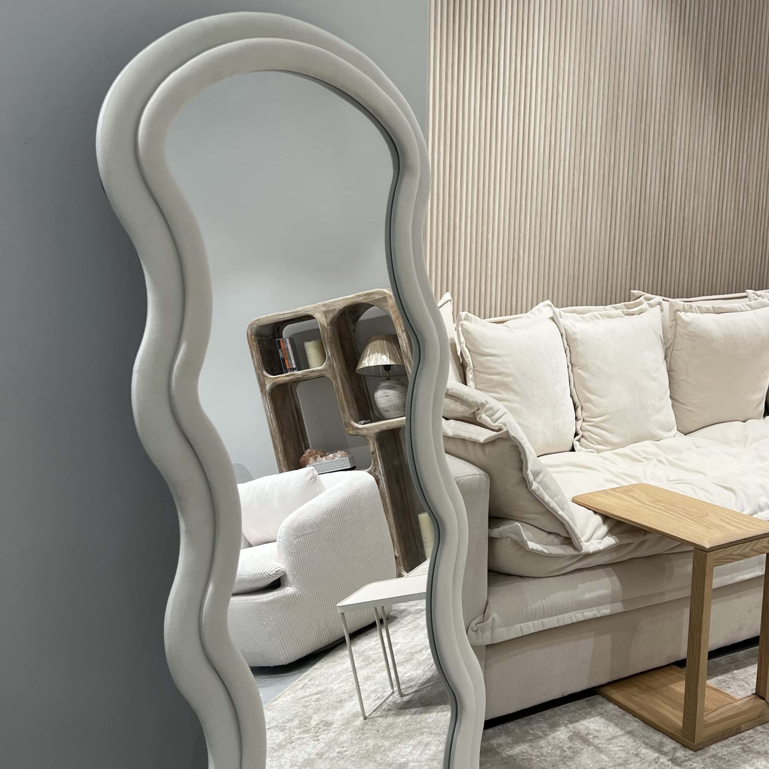 מראה מעוצבת ראש עגול מסגרת קטיפה לבן שבור גלים דגם איקו מראה מעוצבת ראש עגול מסגרת קטיפה לבן שבור גלים דגם איקו