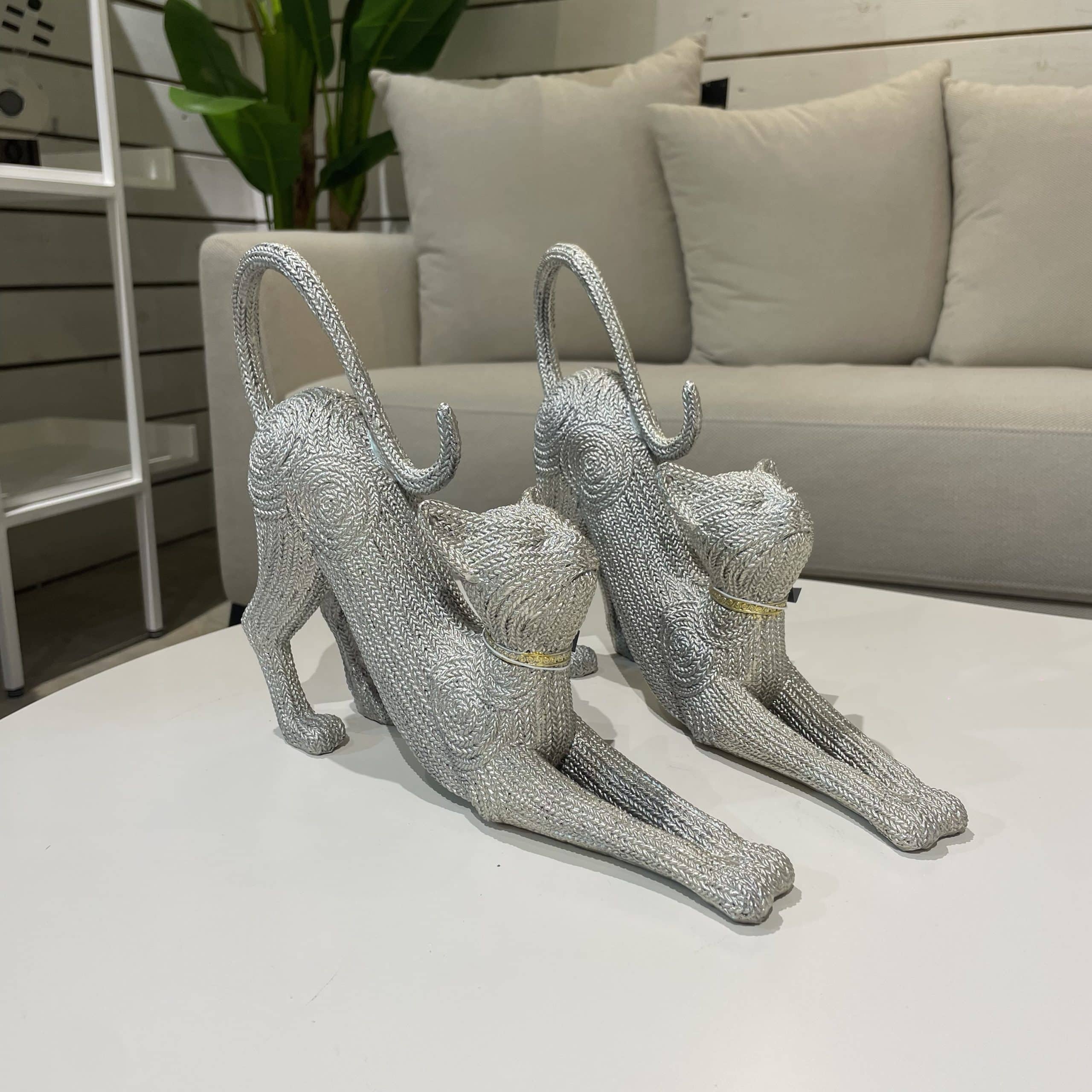 פסל חתול מתמתח אפור קולר זהב דגם איקו פסל חתול מתמתח אפור קולר זהב דגם איקו