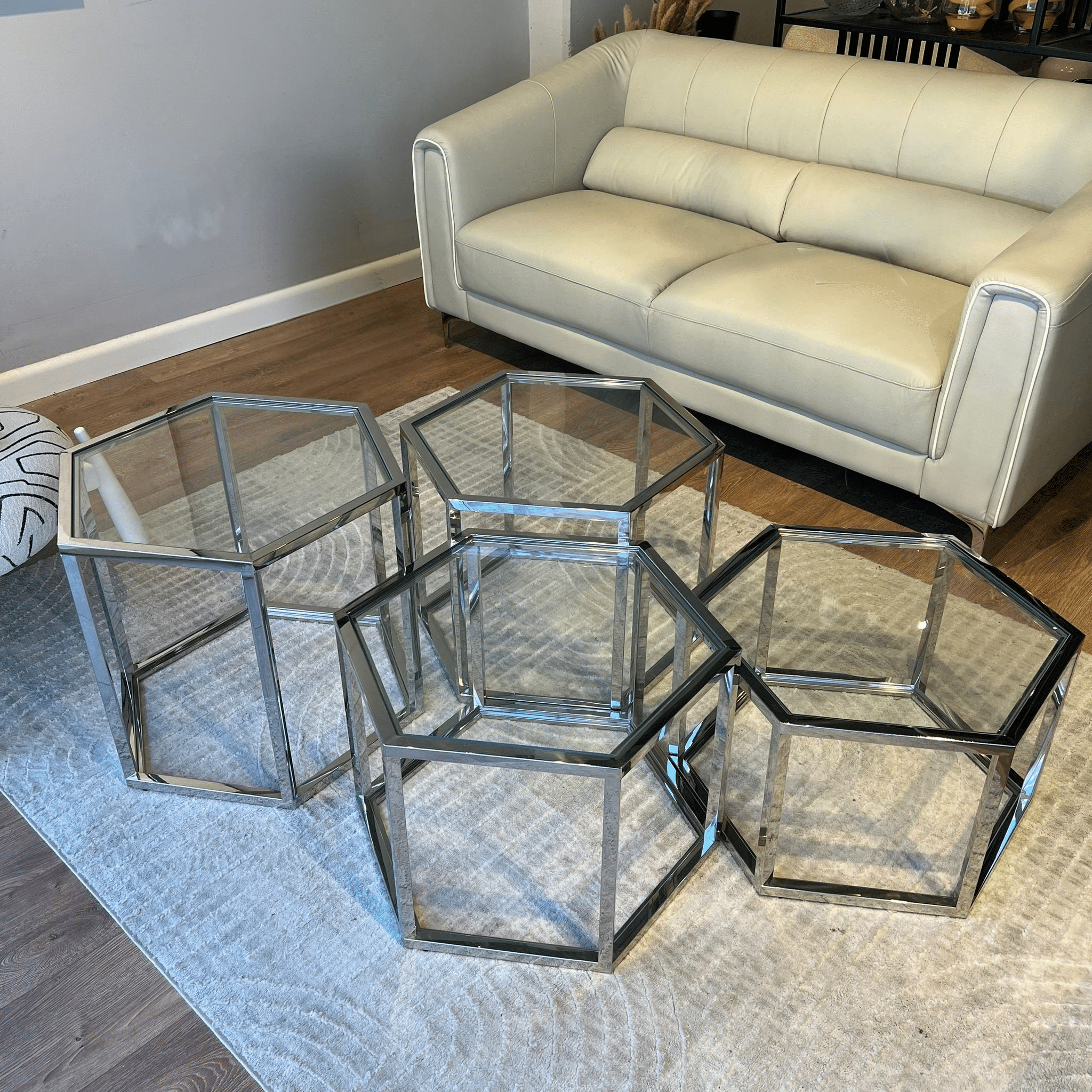 סט 4 שולחנות סלון דגם כוורת ניקל - חיסול מתצוגה! סט 4 שולחנות סלון דגם כוורת ניקל - חיסול מתצוגה!