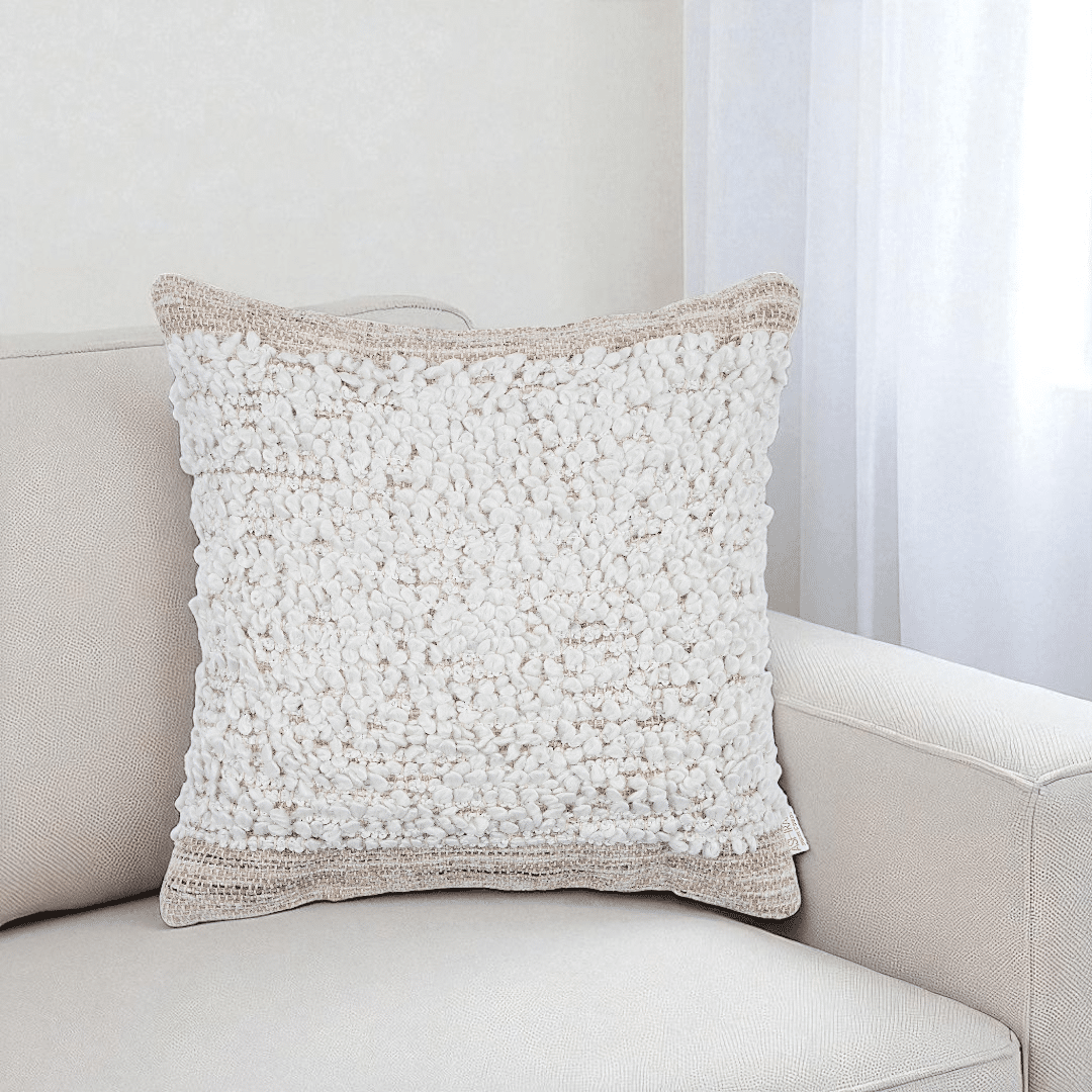 שטיח וכריות דגם אדמס בוקלה בגוון שמנת בסגנון בוהו חמים