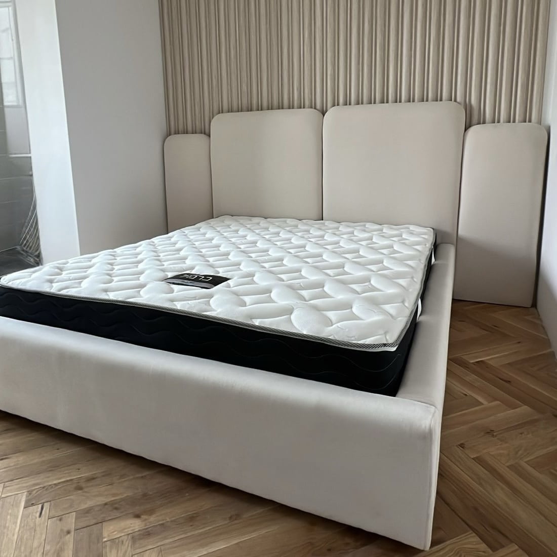 מיטה יוקרתית דגם אמלי בעיצוב אישי מיטה יוקרתית דגם אמלי בעיצוב אישי