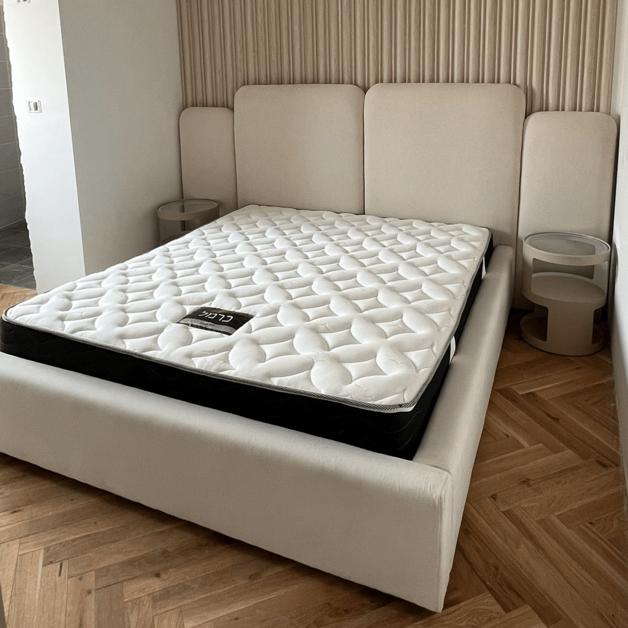 מיטה יוקרתית דגם אמלי בעיצוב אישי מיטה יוקרתית דגם אמלי בעיצוב אישי