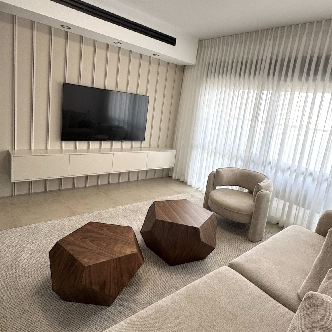 מזנון תלוי דגם נקי בעיצוב אישי (על רקע חיפוי קיר דגם פלאט) מזנון תלוי דגם נקי בעיצוב אישי (על רקע חיפוי קיר דגם פלאט)