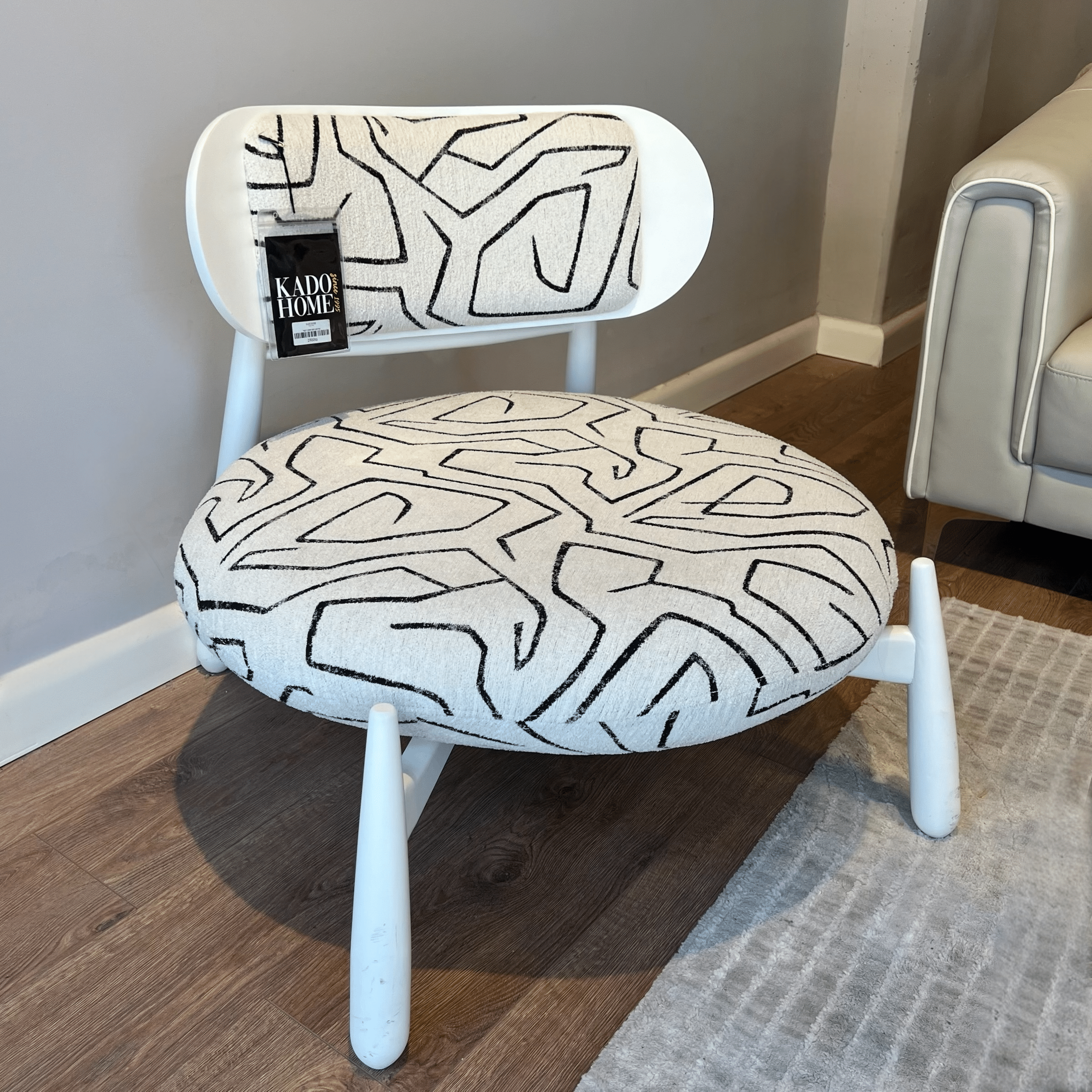 כורסא דגם סטון בד לבן מעורב שחור גוף עץ לבן אחרונה - SALE כורסא דגם סטון בד לבן מעורב שחור גוף עץ לבן אחרונה - SALE