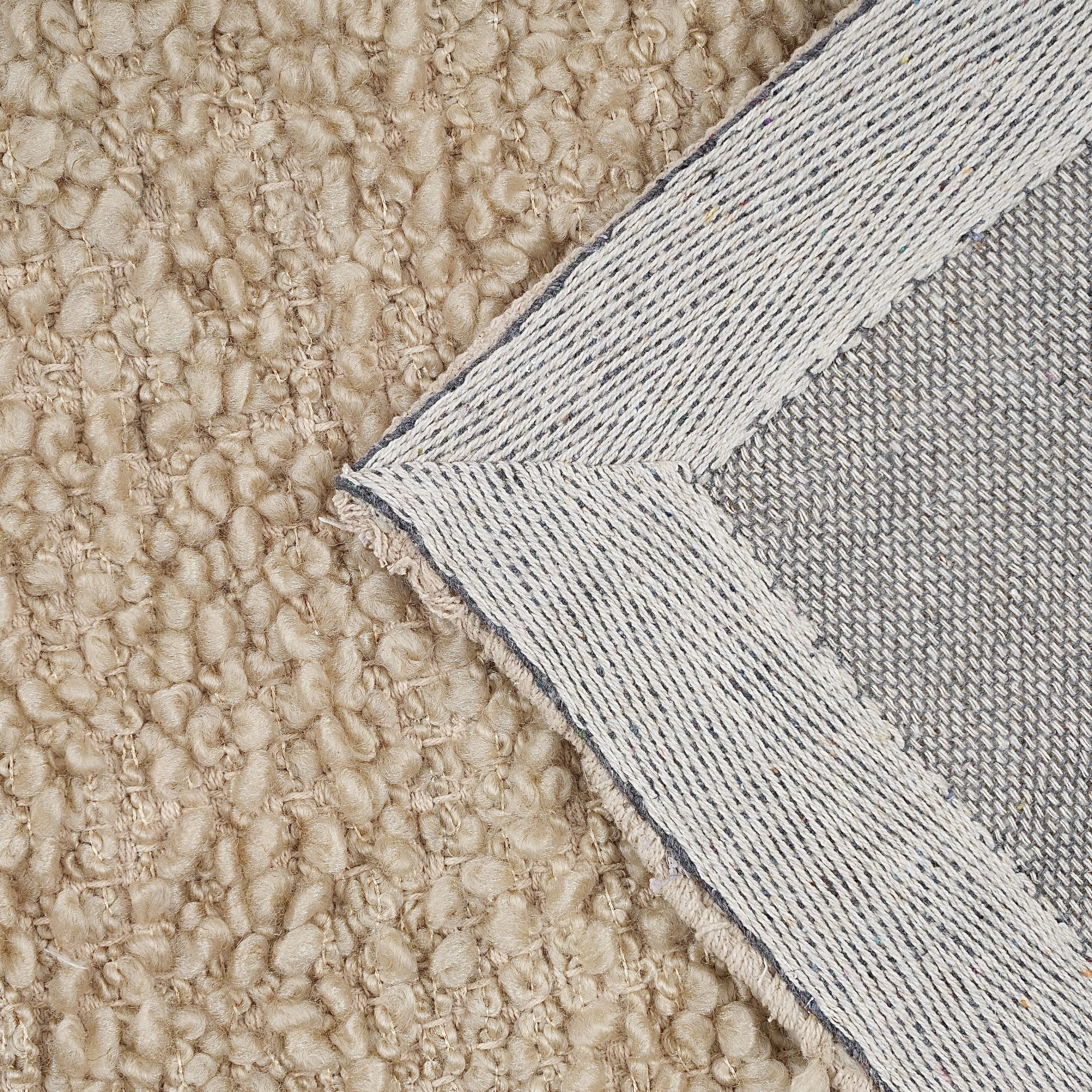 שטיח וכריות דגם אדמס בוקלה בגוון בז שטיח וכריות דגם אדמס בוקלה בגוון בז