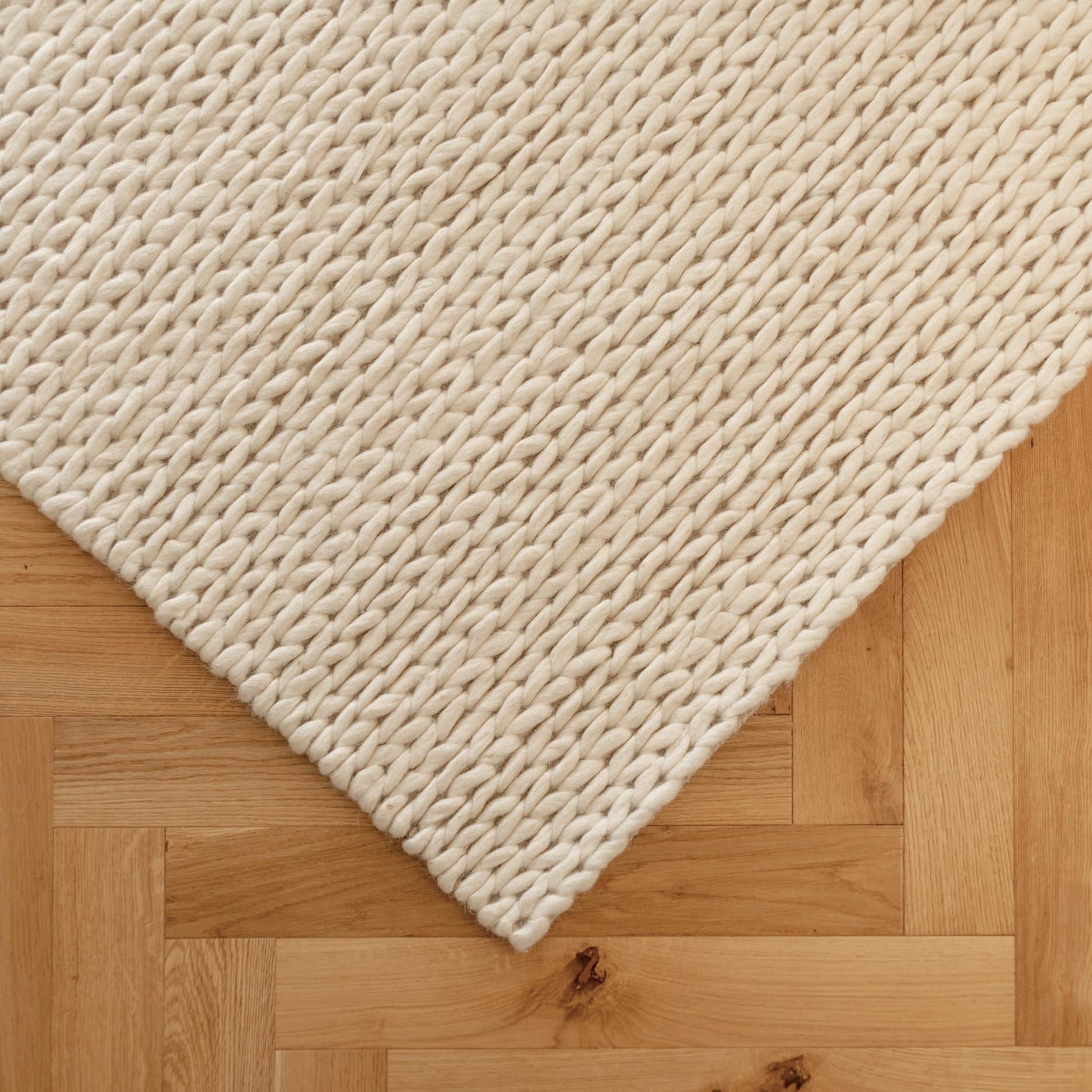 שטיח צמר יוקרתי בעבודת יד דגם אואזיס בגוון שמנת- מהדורה מצומצמת! שטיח צמר יוקרתי בעבודת יד דגם אואזיס בגוון שמנת- מהדורה מצומצמת!