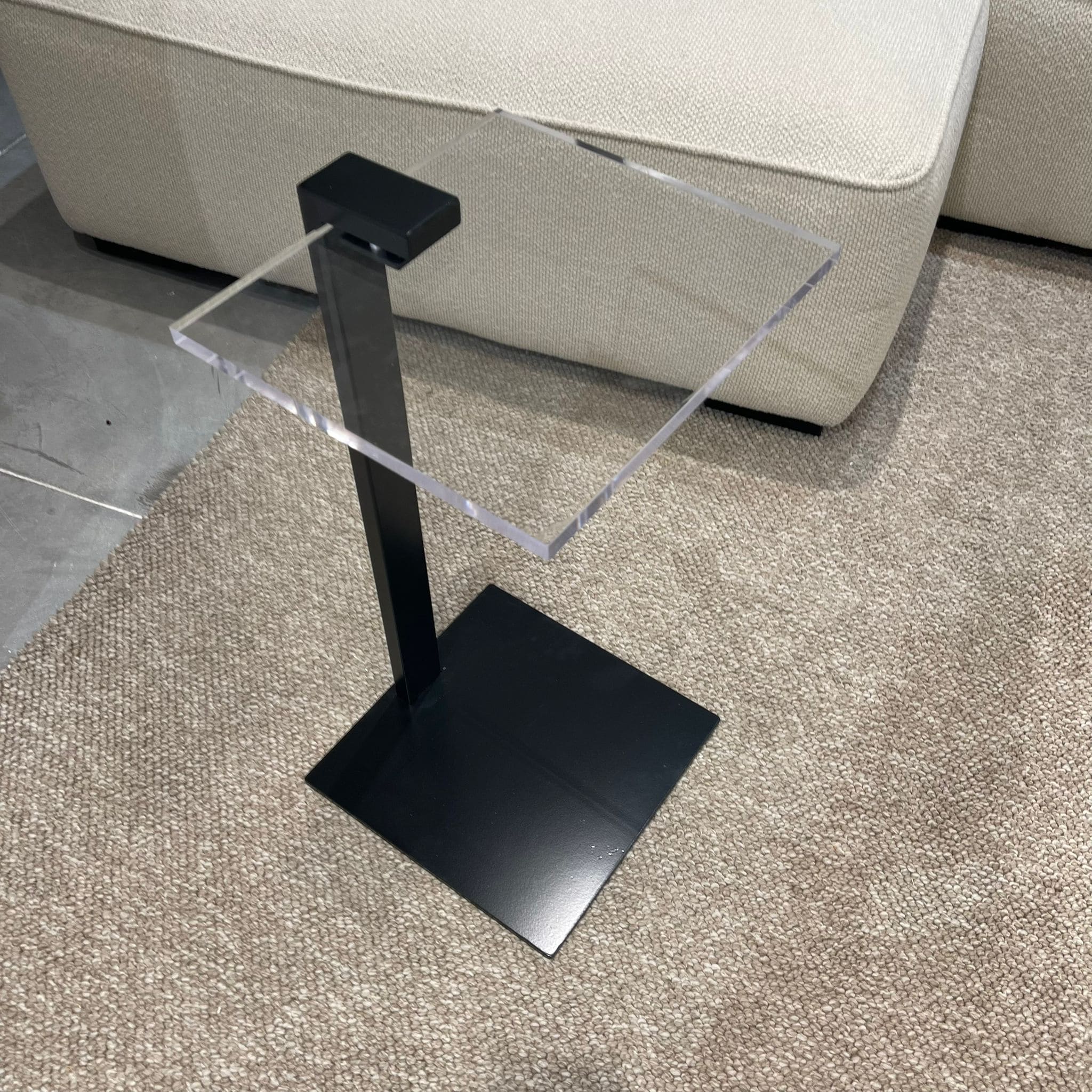 נשכן יוקרתי טופ אקריל רגל שחור מט דגם סופיטל נשכן יוקרתי טופ אקריל רגל שחור מט דגם סופיטל