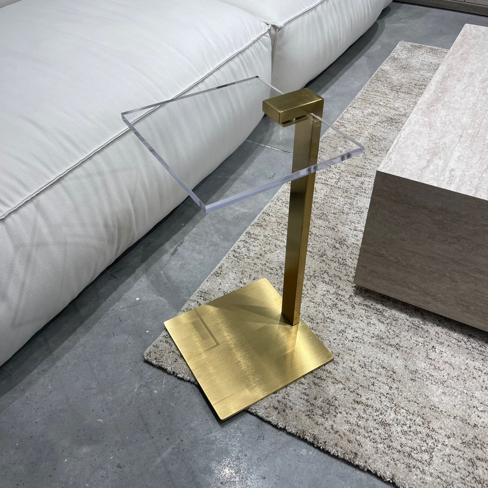 נשכן יוקרתי טופ אקריל רגל זהב מוברש דגם סופיטל נשכן יוקרתי טופ אקריל רגל זהב מוברש דגם סופיטל