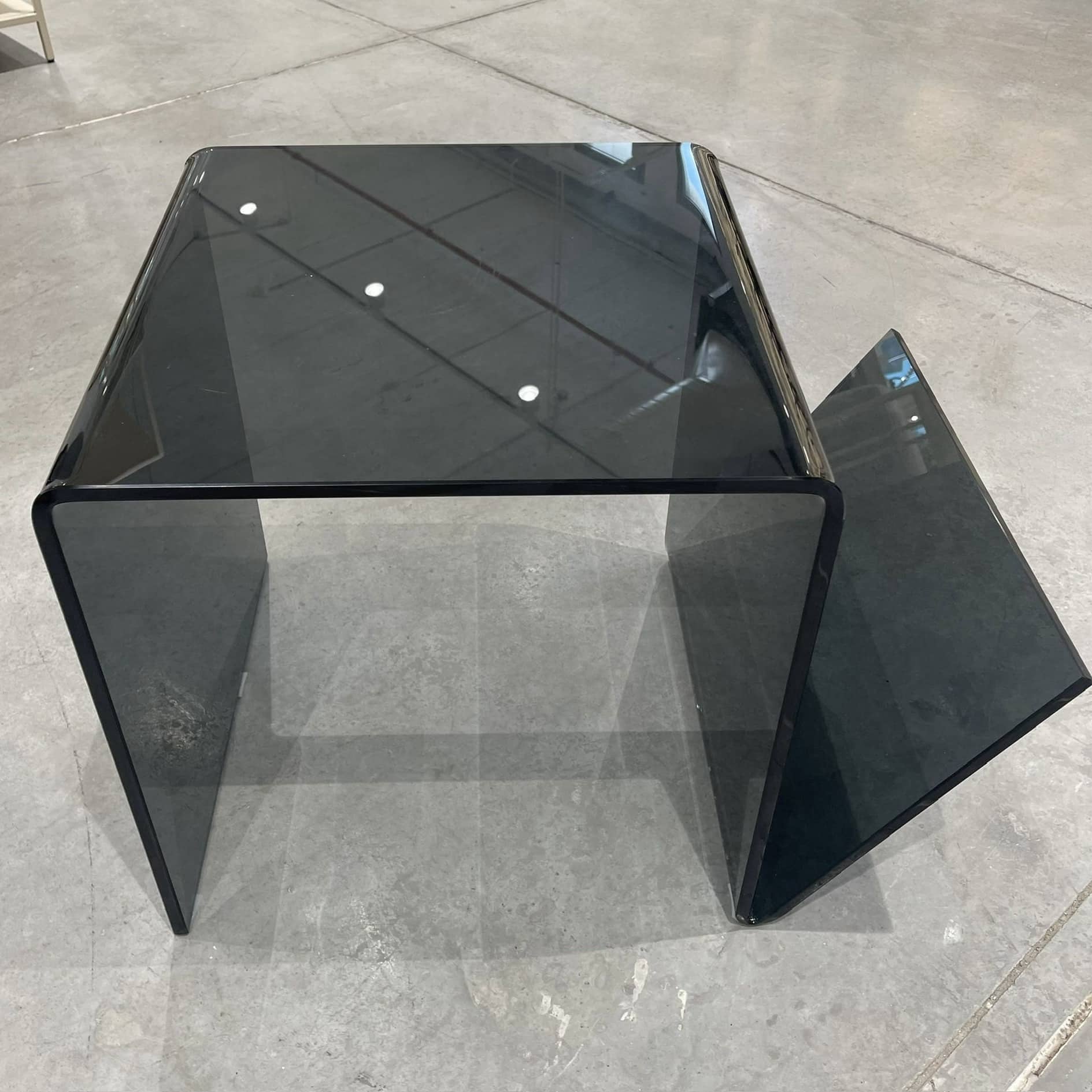 שולחן צד יוקרתי מעמד לספרים זכוכית אפורה דגם פלור שולחן צד יוקרתי מעמד לספרים זכוכית אפורה דגם פלור