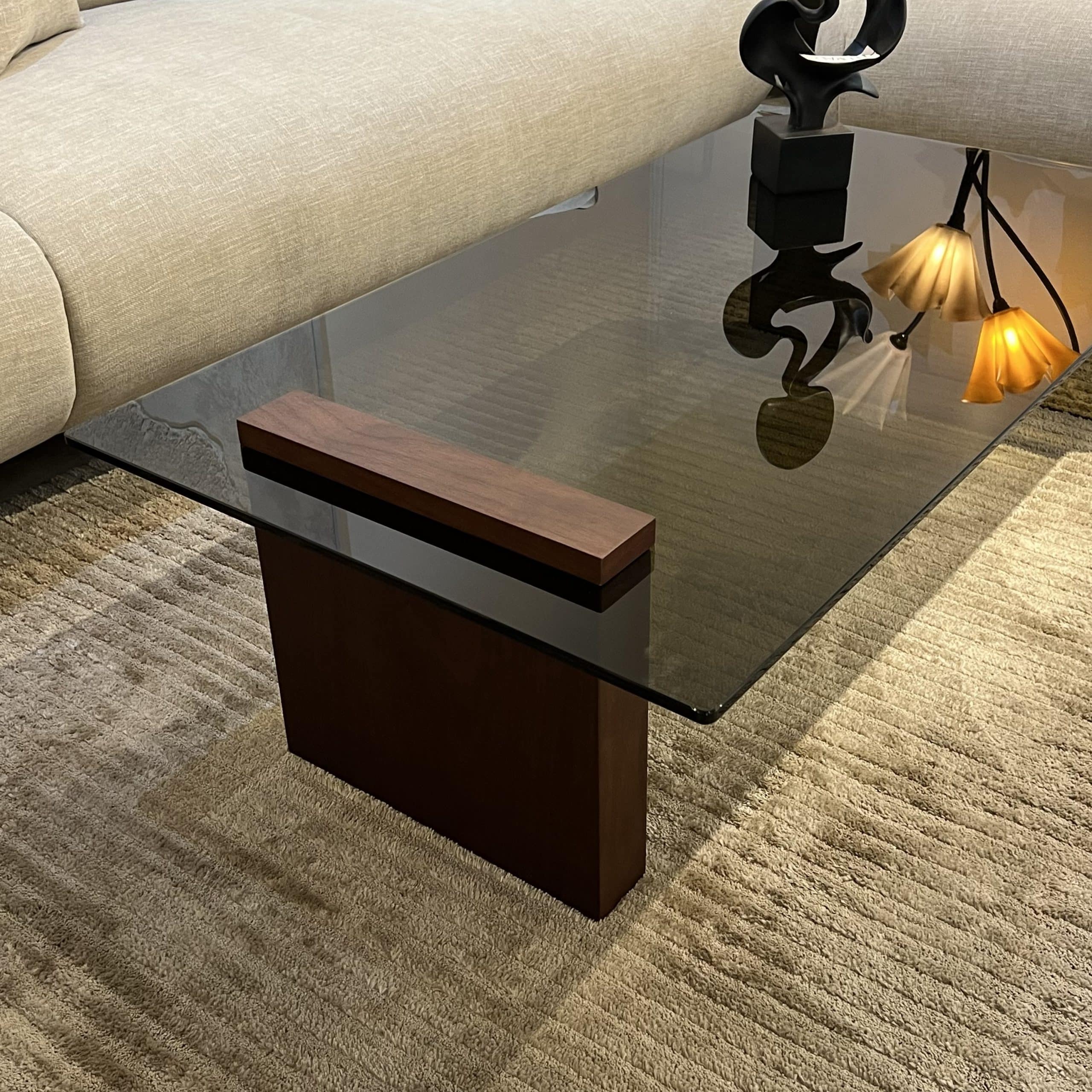 שולחן סלון מלבני זכוכית חומה מחוסמת רגל אגוז דגם פלור שולחן סלון מלבני זכוכית חומה מחוסמת רגל אגוז דגם פלור