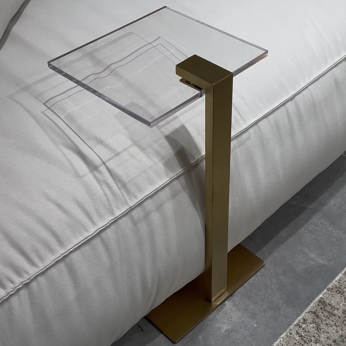 נשכן יוקרתי טופ אקריל רגל זהב מוברש דגם סופיטל נשכן יוקרתי טופ אקריל רגל זהב מוברש דגם סופיטל