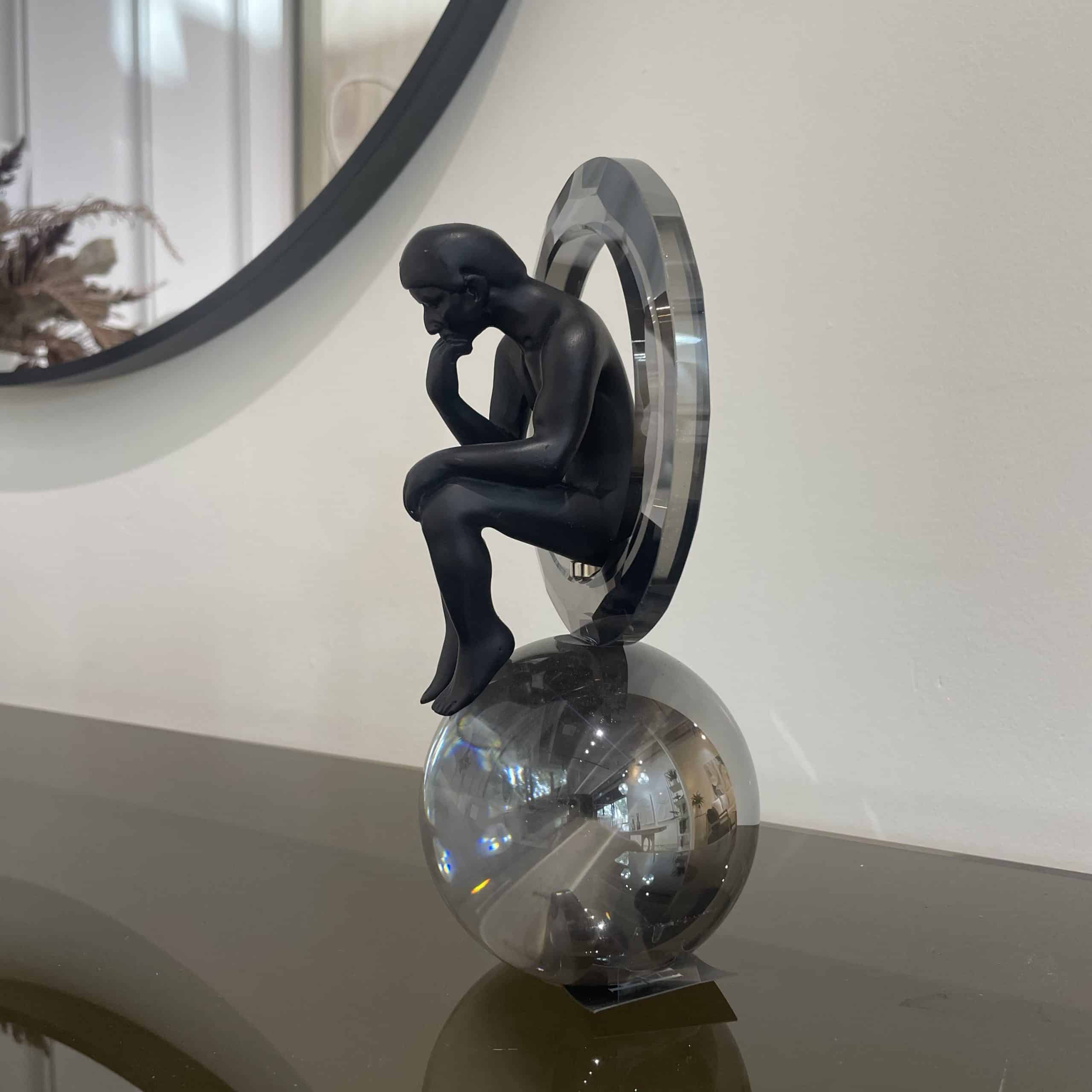 פסל איש יושב על כדור מושחר דגם איקו פסל איש יושב על כדור מושחר דגם איקו