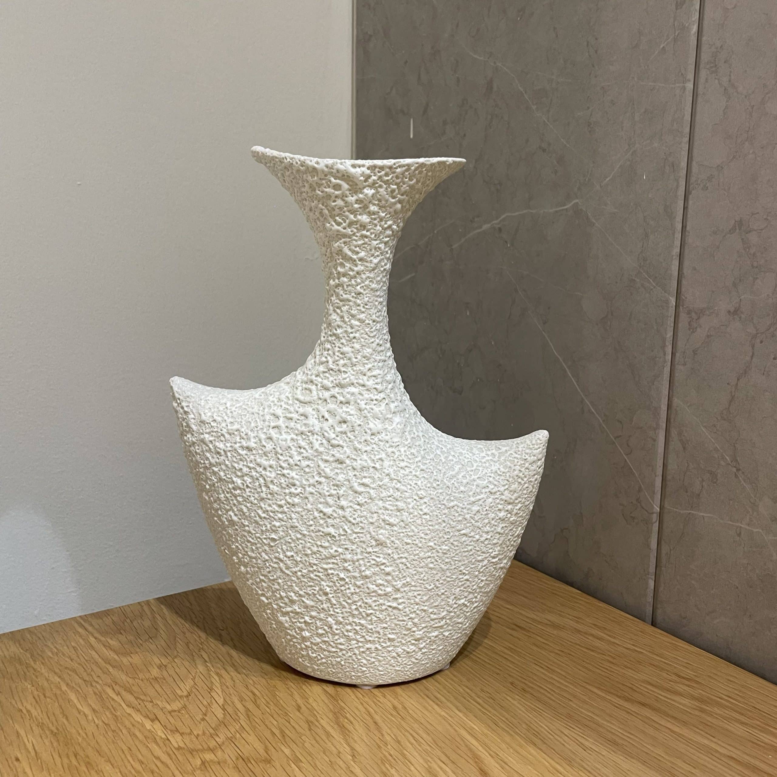 כד קרמיקה לבן טקסטורה בועות סירה דגם איקו כד קרמיקה לבן טקסטורה בועות סירה דגם איקו