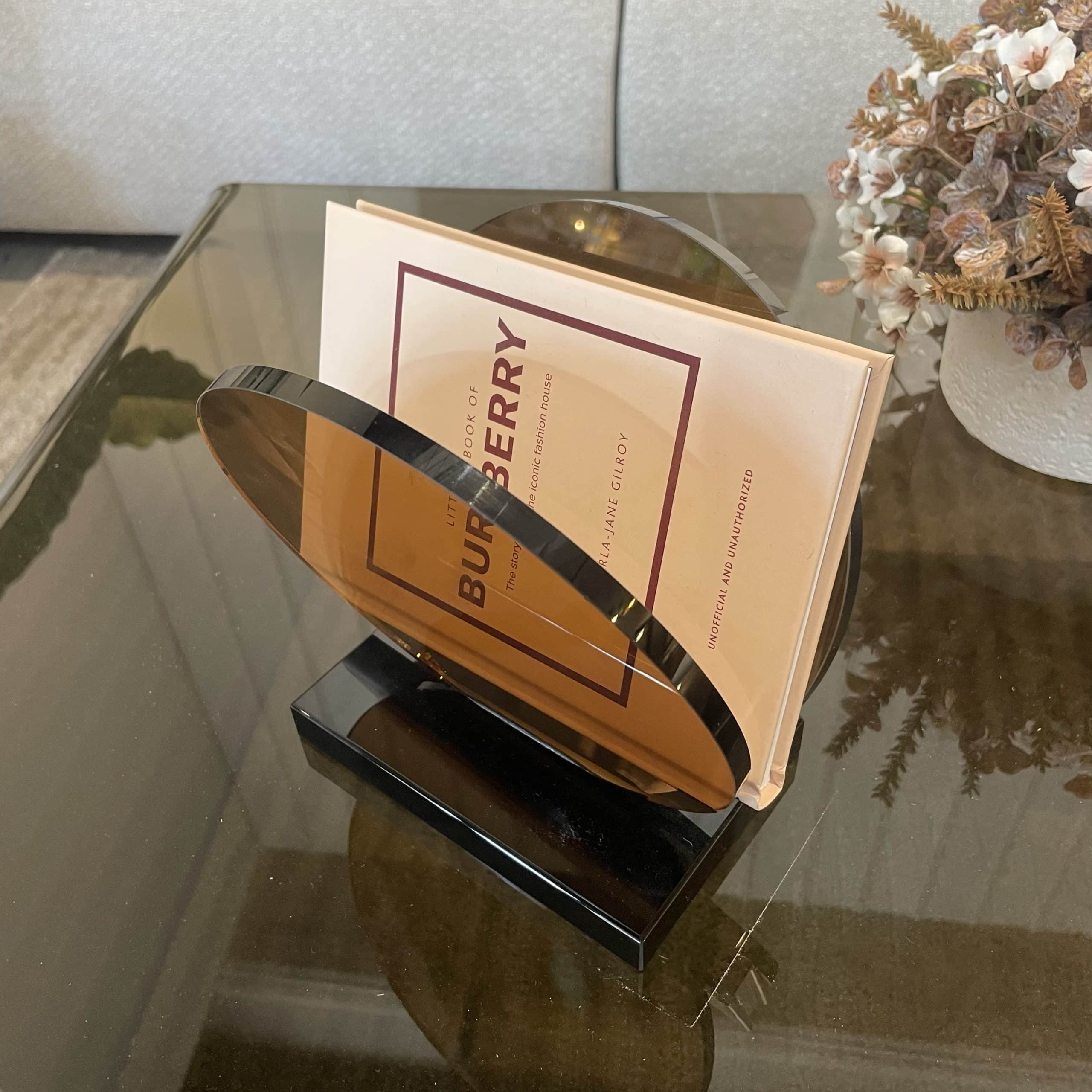 מעמד מחזיק ספרים אקריל חום דגם איקו מעמד מחזיק ספרים אקריל חום דגם איקו