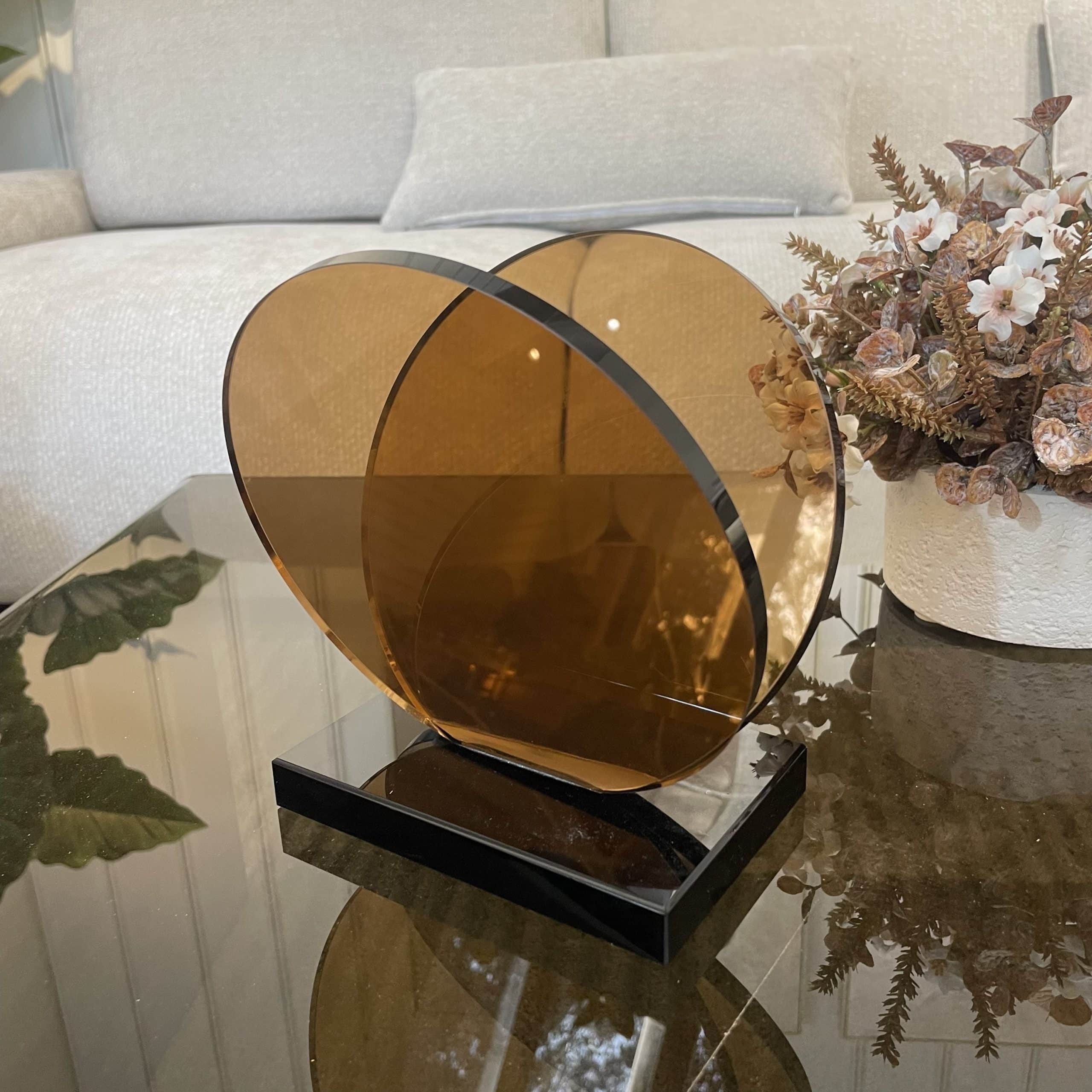 מעמד מחזיק ספרים אקריל חום דגם איקו מעמד מחזיק ספרים אקריל חום דגם איקו