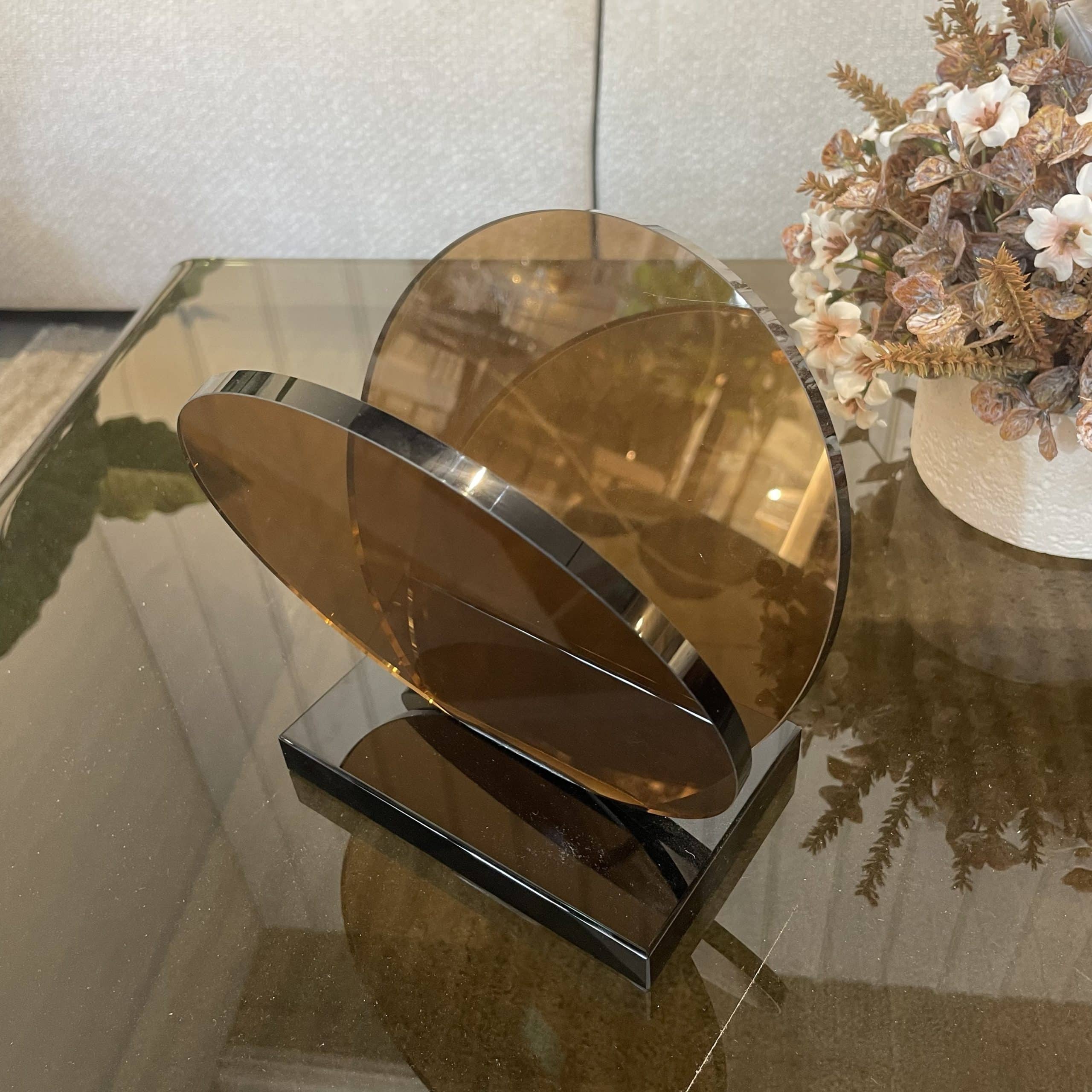 מעמד מחזיק ספרים אקריל חום דגם איקו מעמד מחזיק ספרים אקריל חום דגם איקו