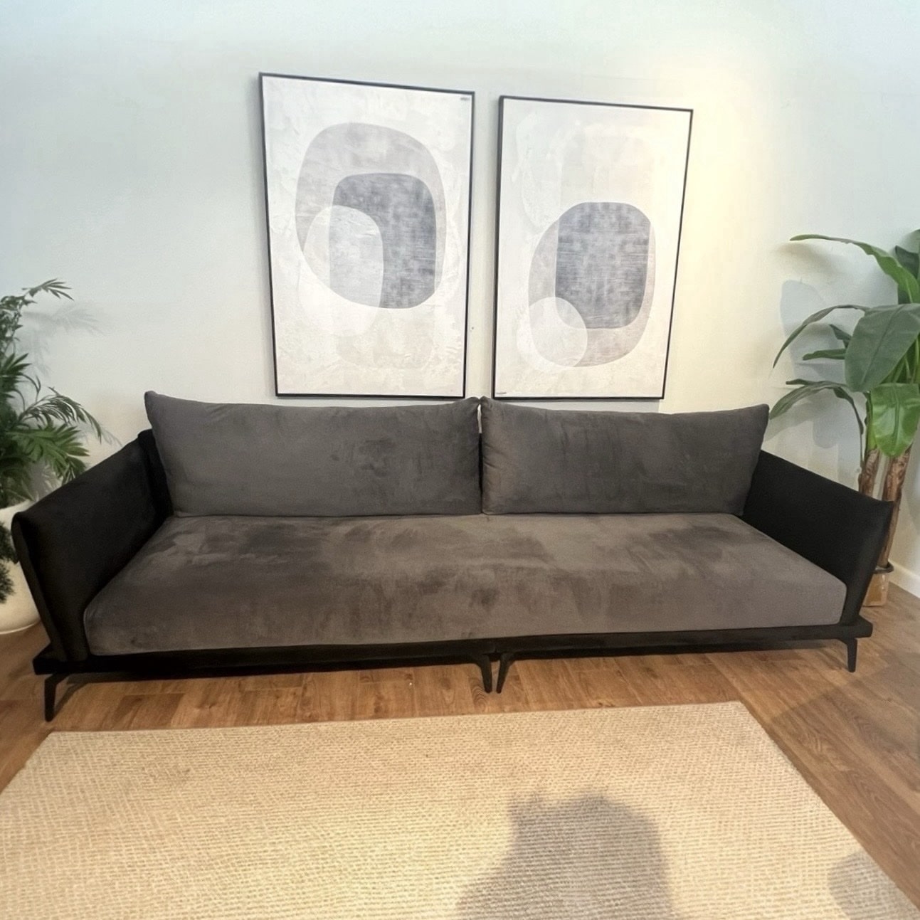 ספה דגם טופז מסגרת שחורה בד אפור - מבצע מתצוגה