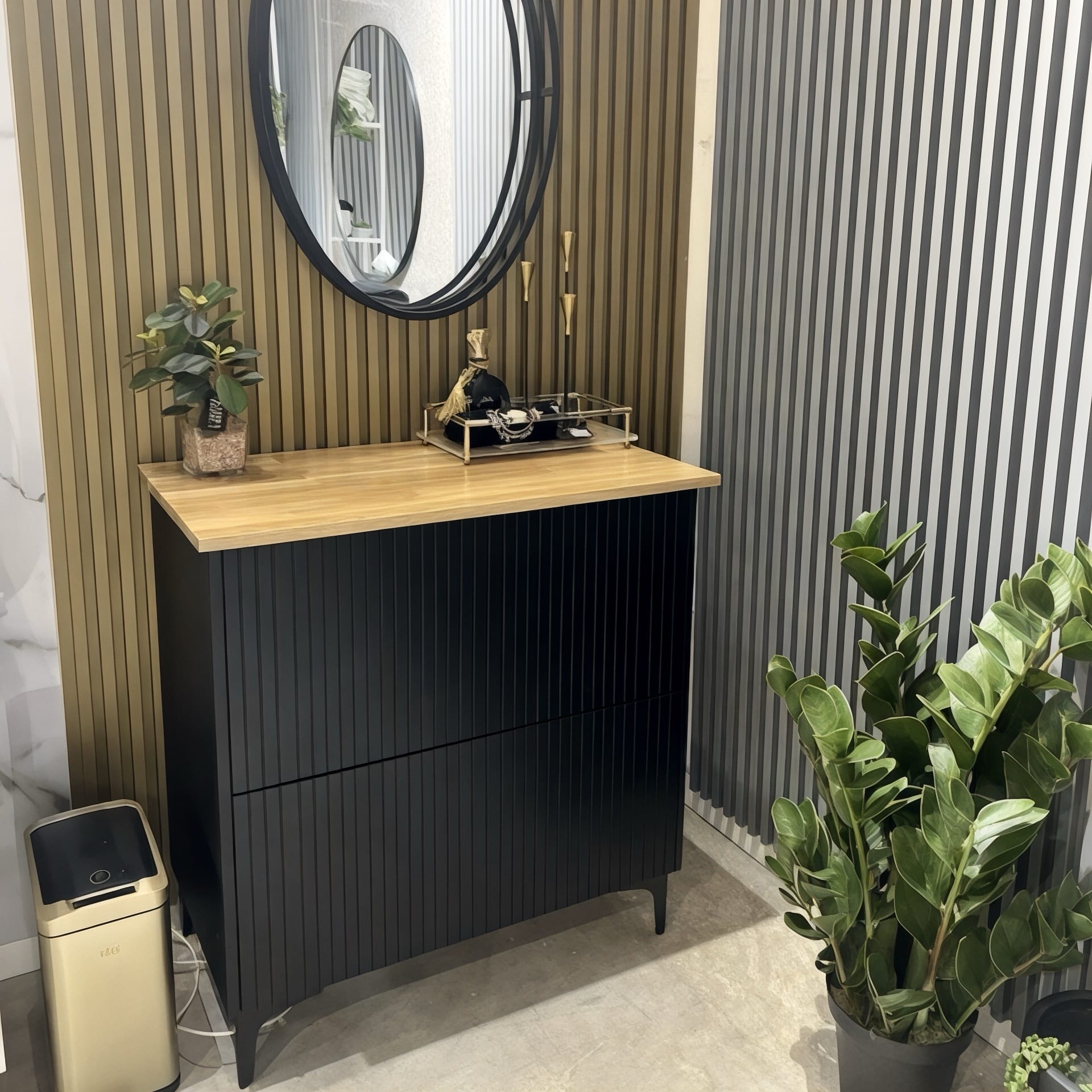 ארונית אמבטיה דגם פסים שחורה פלטה אלון - חיסול מתצוגה! ארונית אמבטיה דגם פסים שחורה פלטה אלון - חיסול מתצוגה!