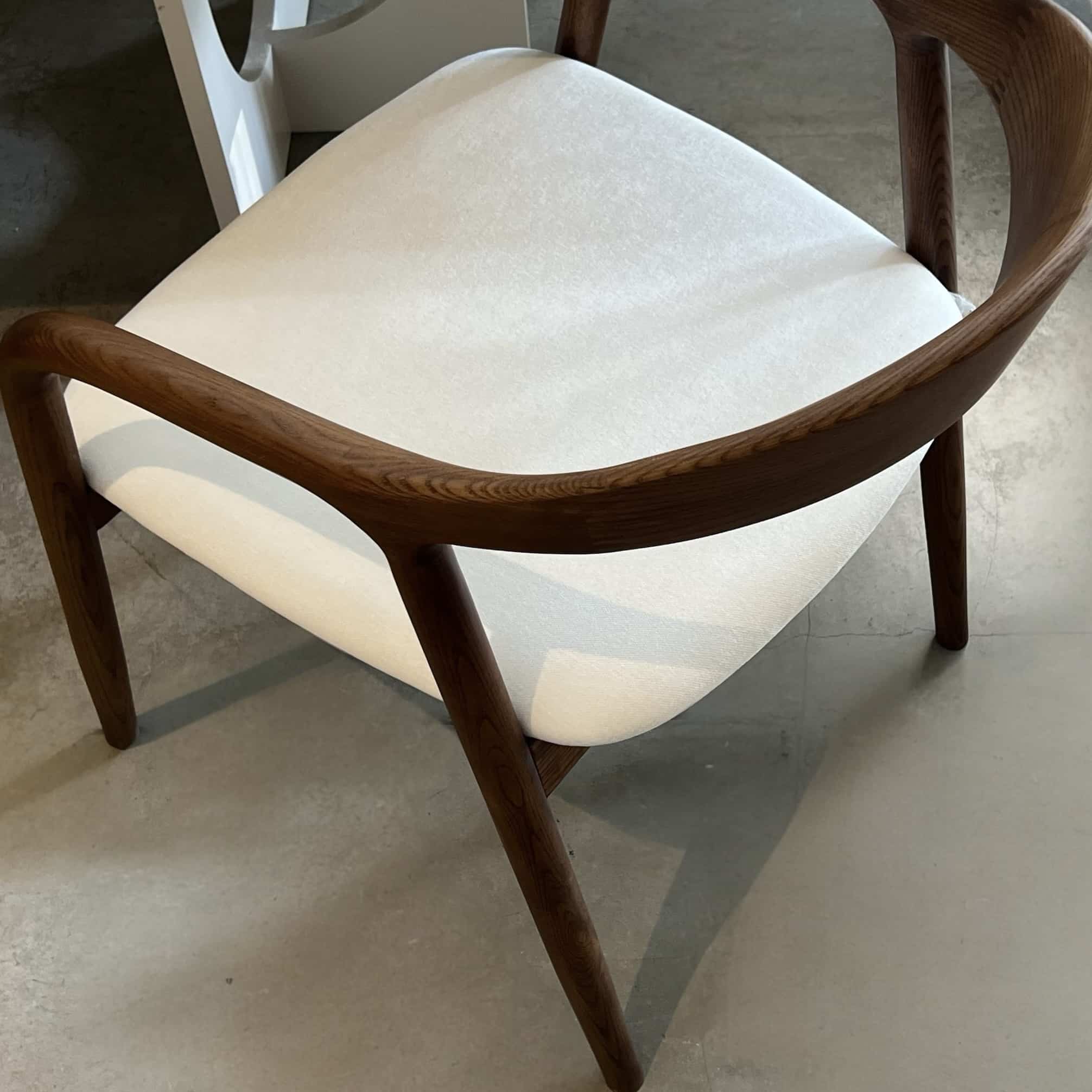 כיסא ברוק אריג אבן רגל עץ כהה דגם אמנדה כיסא ברוק אריג אבן רגל עץ כהה דגם אמנדה