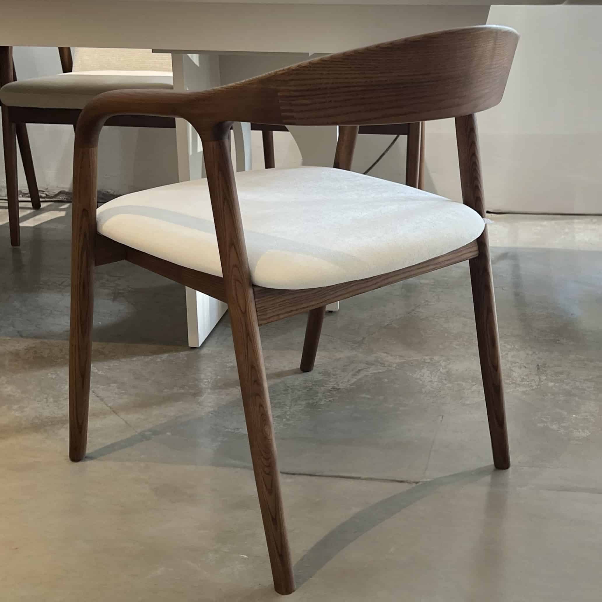 כיסא ברוק אריג אבן רגל עץ כהה דגם אמנדה כיסא ברוק אריג אבן רגל עץ כהה דגם אמנדה