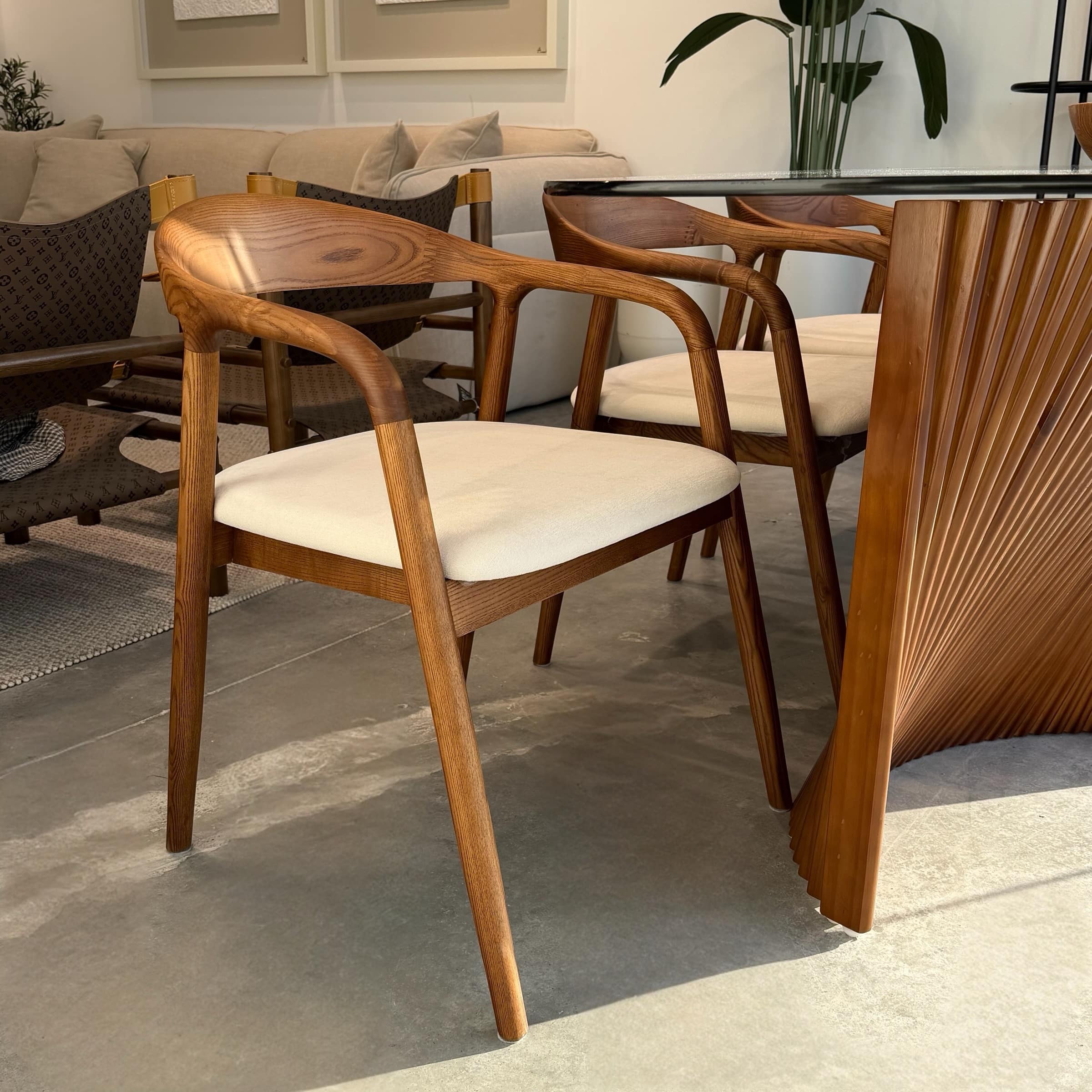 כיסא ברוק אריג אבן רגל עץ כהה דגם אמנדה