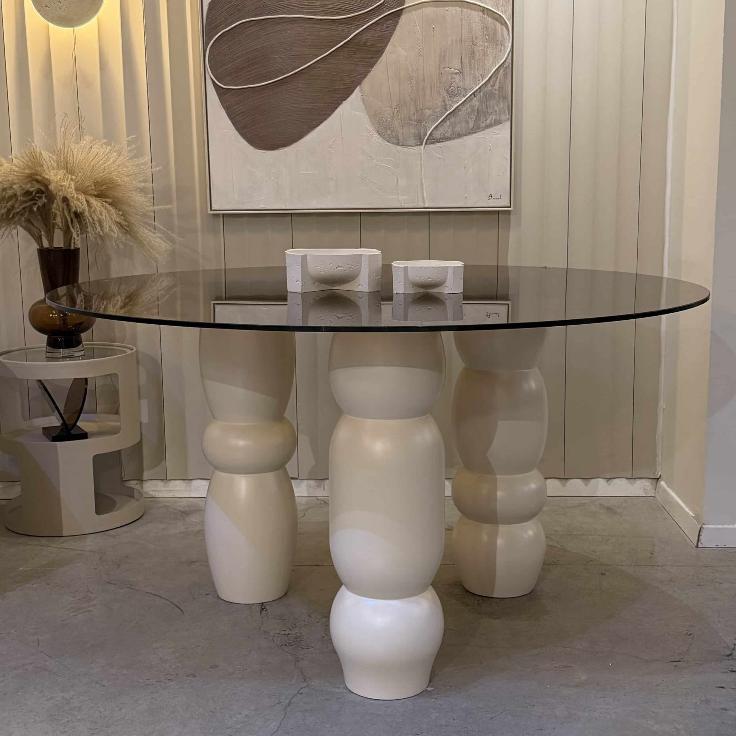 שולחן אוכל יוקרתי עגול דסטיני זכוכית חומה רגל שמנת דגם סופיטל שולחן אוכל יוקרתי עגול דסטיני זכוכית חומה רגל שמנת דגם סופיטל