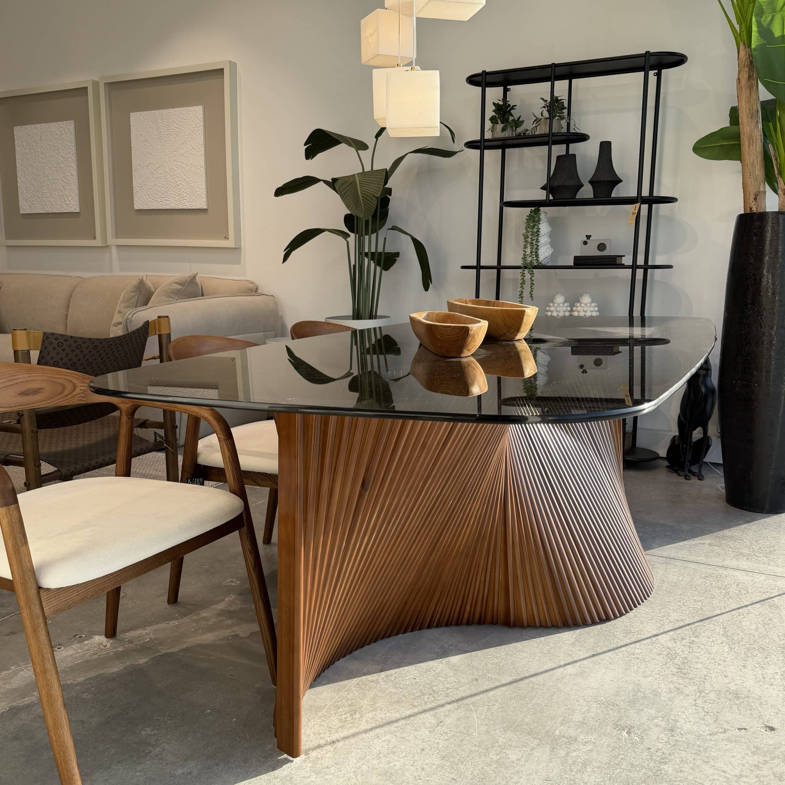 שולחן פינת אוכל צארלס זכוכית מלבנית פינות מעוגלות רגל אמורפית חריצים אגוז דגם סופיטל שולחן פינת אוכל צארלס זכוכית מלבנית פינות מעוגלות רגל אמורפית חריצים אגוז דגם סופיטל