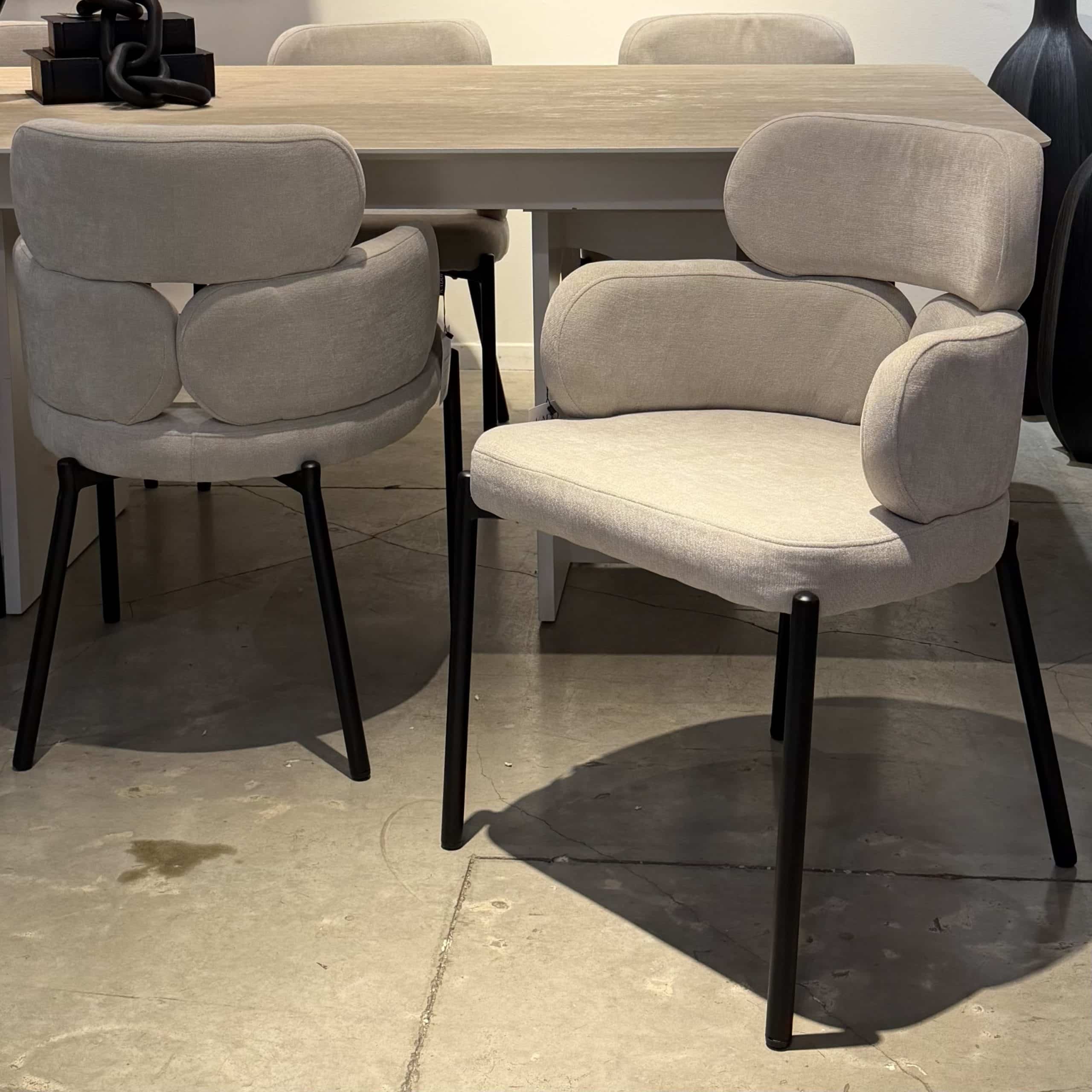 כיסא יוקרתי באבלס אריג שמנת ברזל שחור דגם לוסי - קולקציה חדשה!