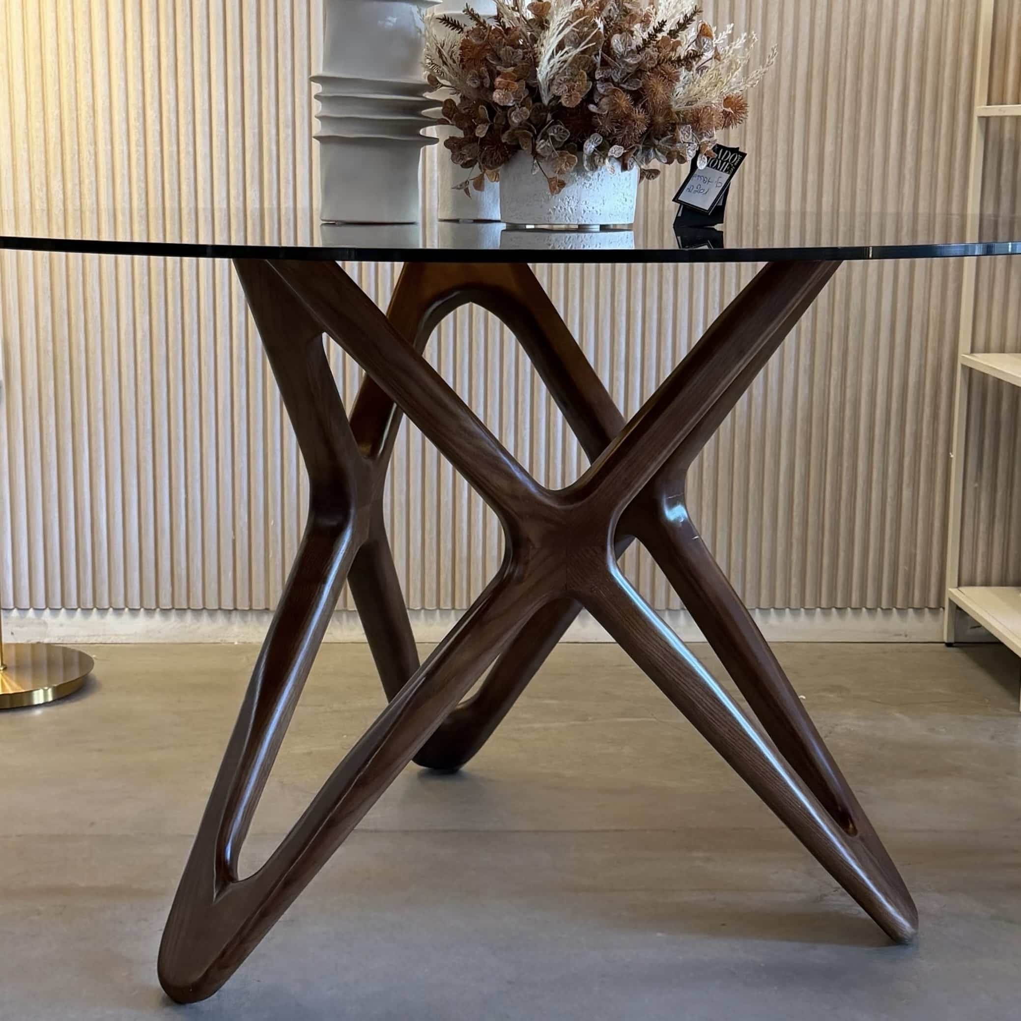 שולחן אוכל עגול דנדי זכוכית חומה רגל אגוז טבעי דגם סופיטל שולחן אוכל עגול דנדי זכוכית חומה רגל אגוז טבעי דגם סופיטל