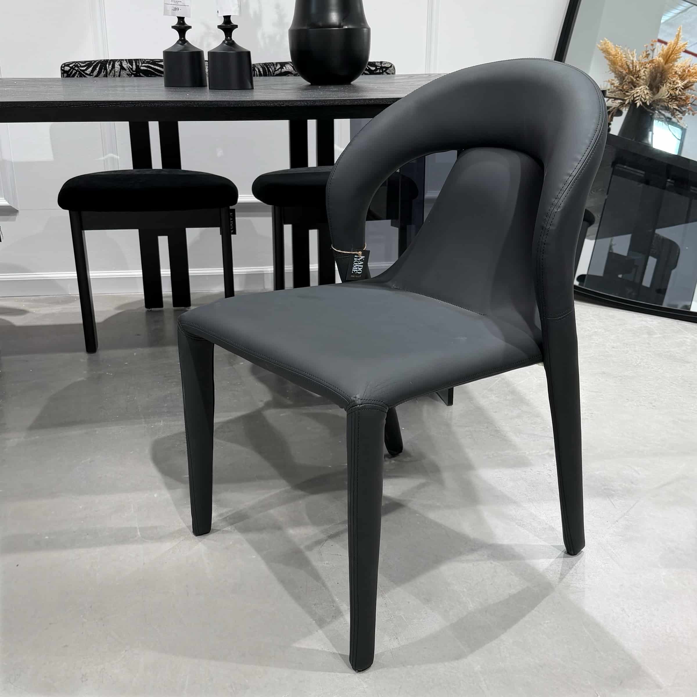 כיסא מעוצב פומפיי שחור דגם סופיטל כיסא מעוצב פומפיי שחור דגם סופיטל