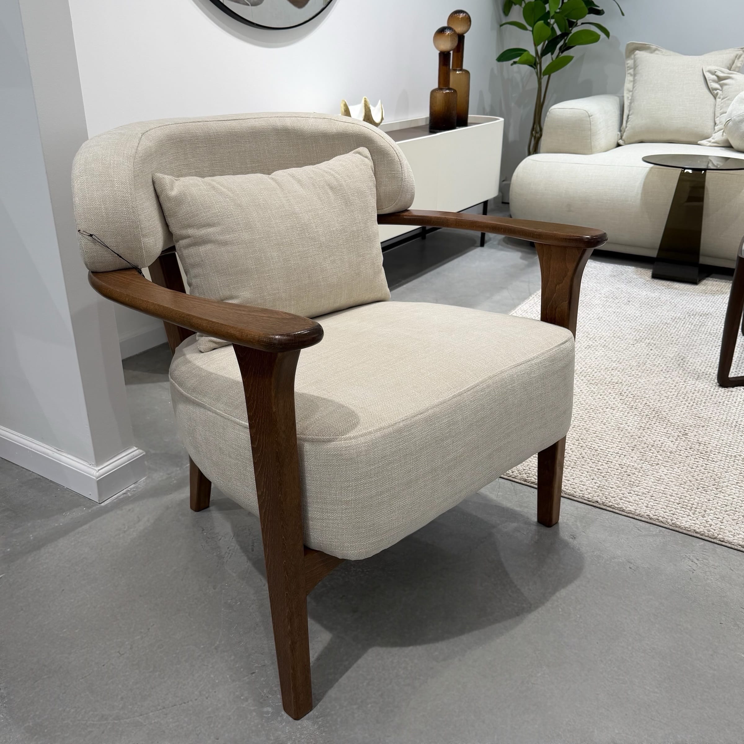 כורסא מעוצבת ידיות עץ דגם אופל | בעיצוב אישי כורסא מעוצבת ידיות עץ דגם אופל | בעיצוב אישי