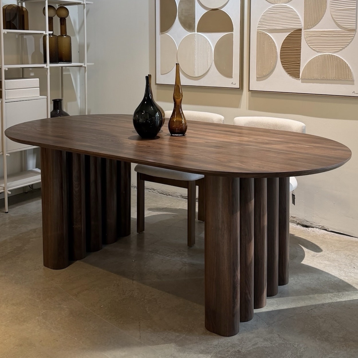 שולחן אוכל מעוצב טופ מלבני פינות מעוגלות רגליים ישרות עיגולים גוון אגוז דגם לוסי - קולקציה חדשה!