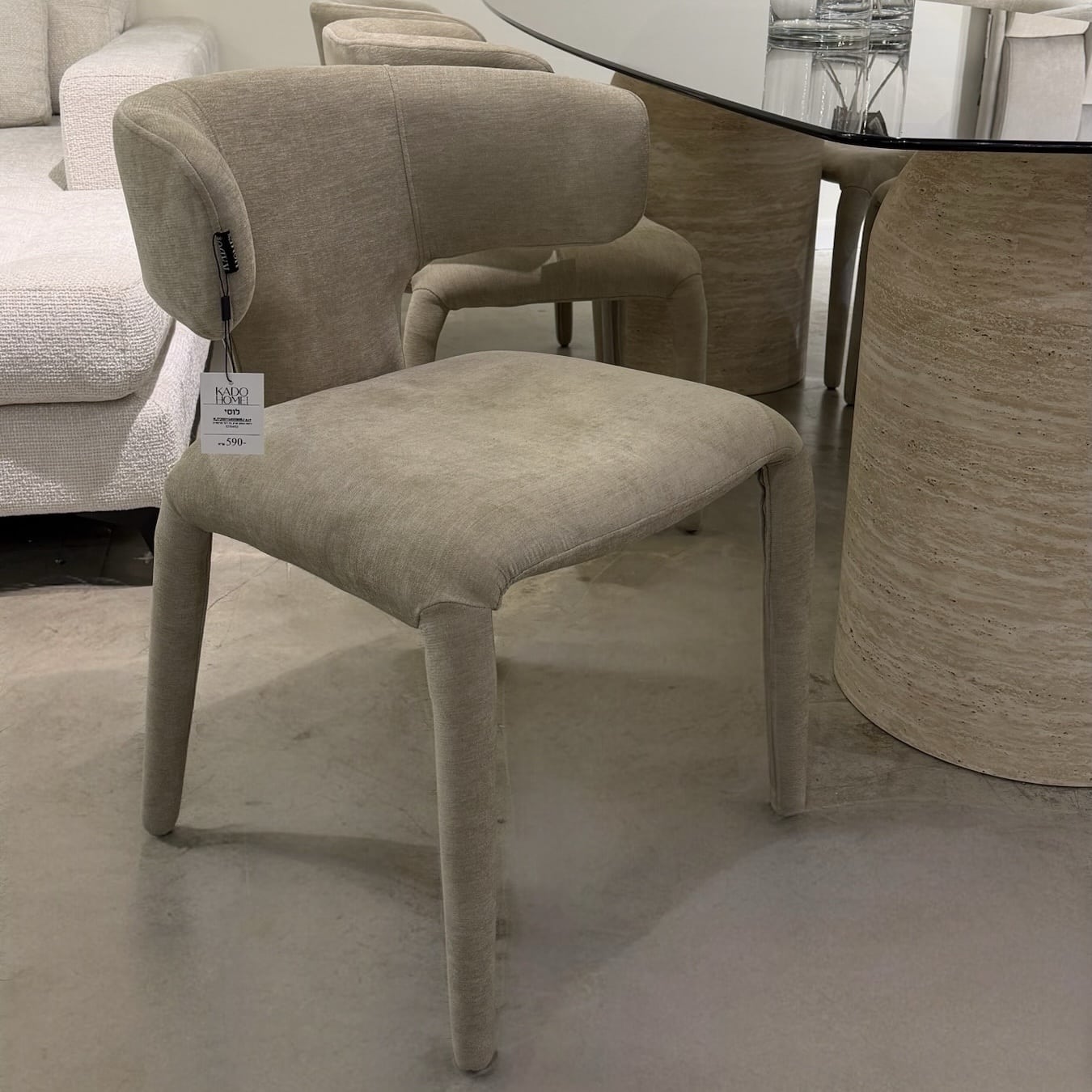 כסא יוקרתי סטפן אריג בז רגל מרופדת דגם לוסי - קולקציה חדשה! כסא יוקרתי סטפן אריג בז רגל מרופדת דגם לוסי - קולקציה חדשה!