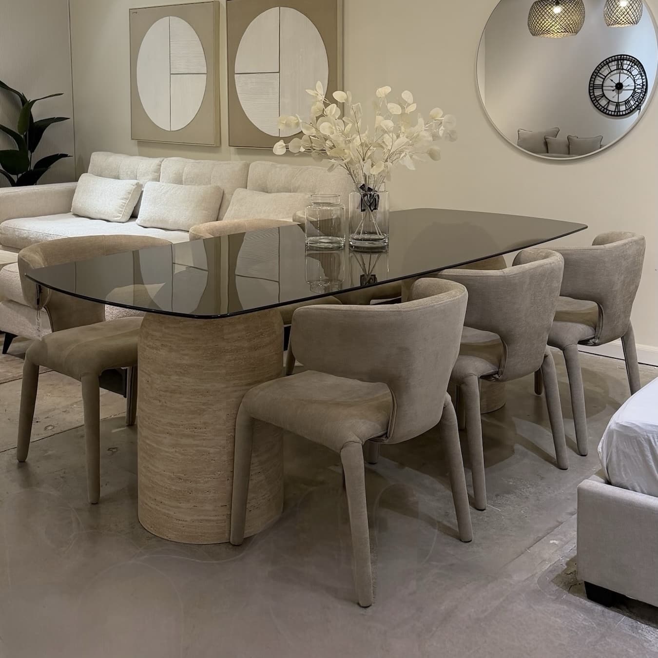 כסא יוקרתי סטפן אריג בז רגל מרופדת דגם לוסי - קולקציה חדשה! כסא יוקרתי סטפן אריג בז רגל מרופדת דגם לוסי - קולקציה חדשה!