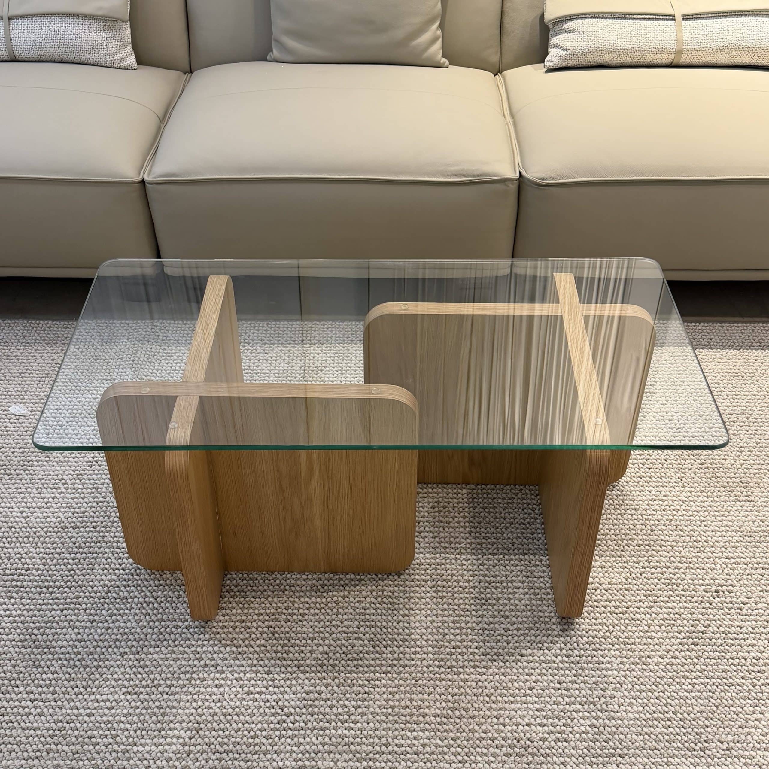 שולחן סלון דגם מואנה 100/50 זכוכית שקופה רגליים אלון - חיסול מתצוגה!