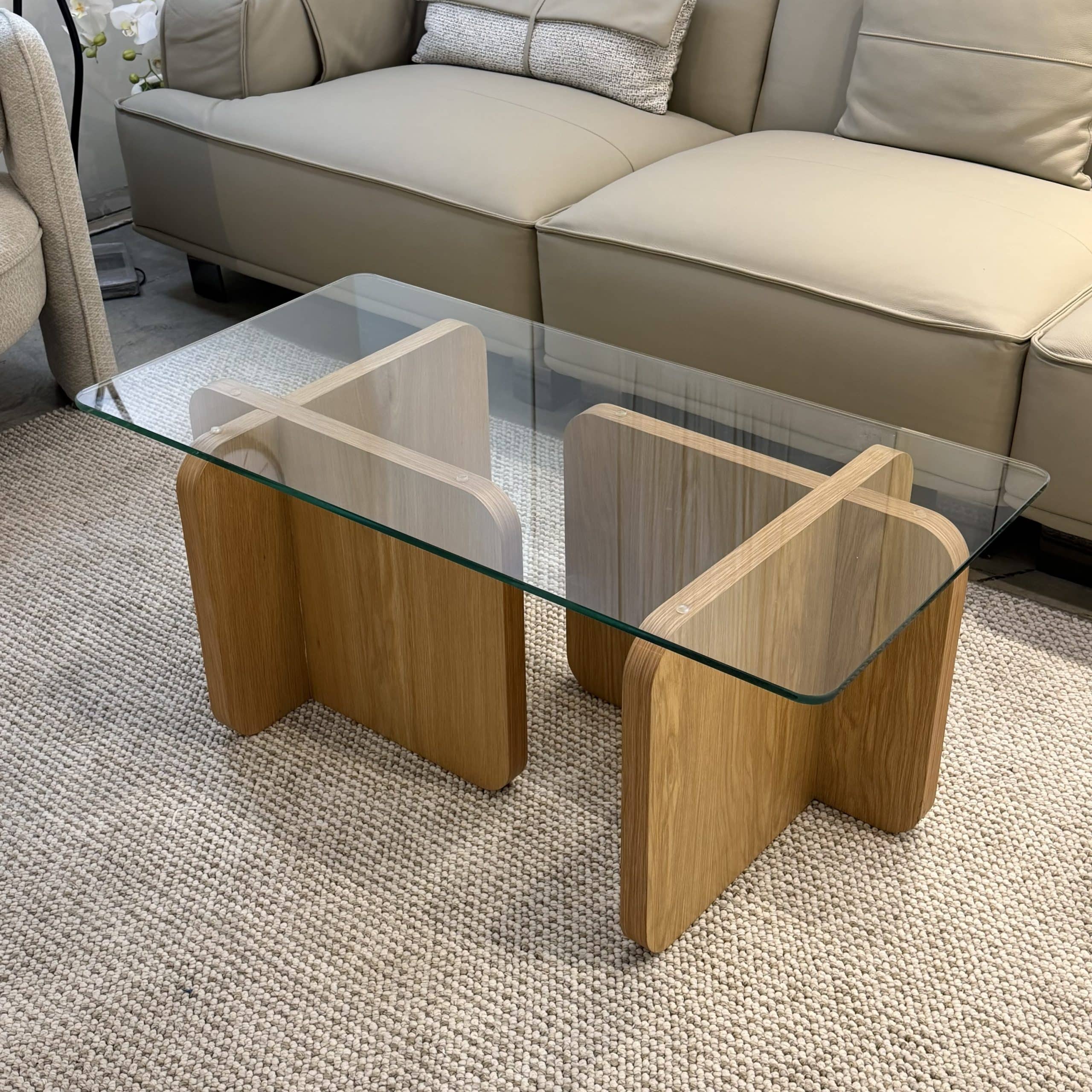 שולחן סלון דגם מואנה 100/50 זכוכית שקופה רגליים אלון - חיסול מתצוגה!