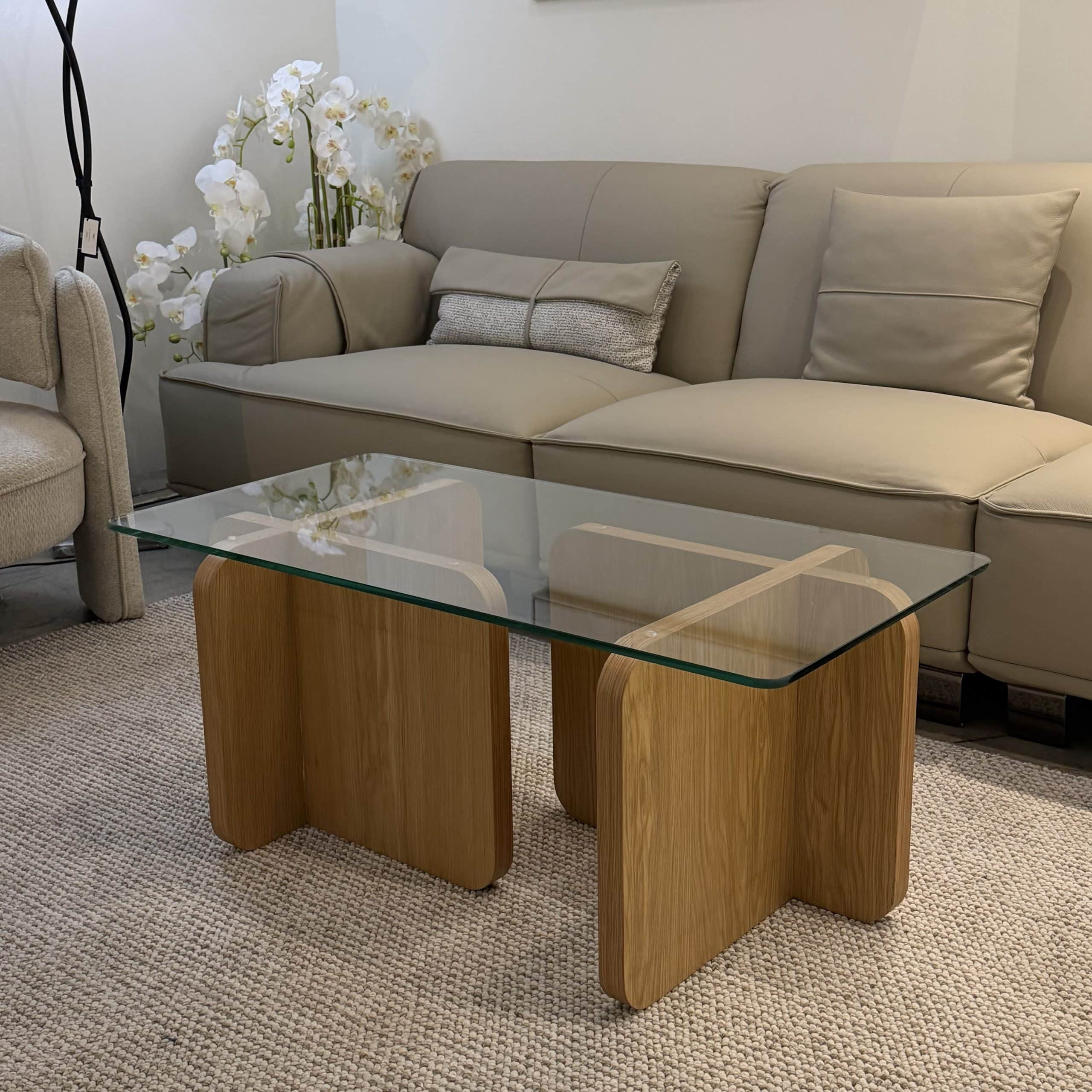 שולחן סלון דגם מואנה 100/50 זכוכית שקופה רגליים אלון - חיסול מתצוגה!