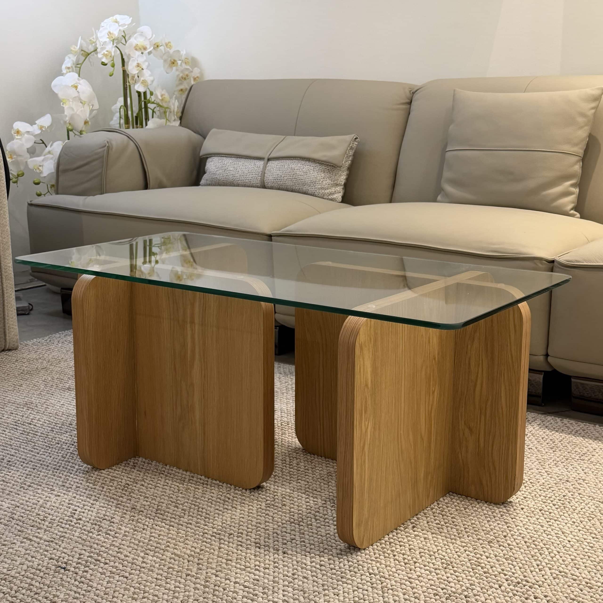 שולחן סלון דגם מואנה 100/50 זכוכית שקופה רגליים אלון - חיסול מתצוגה!