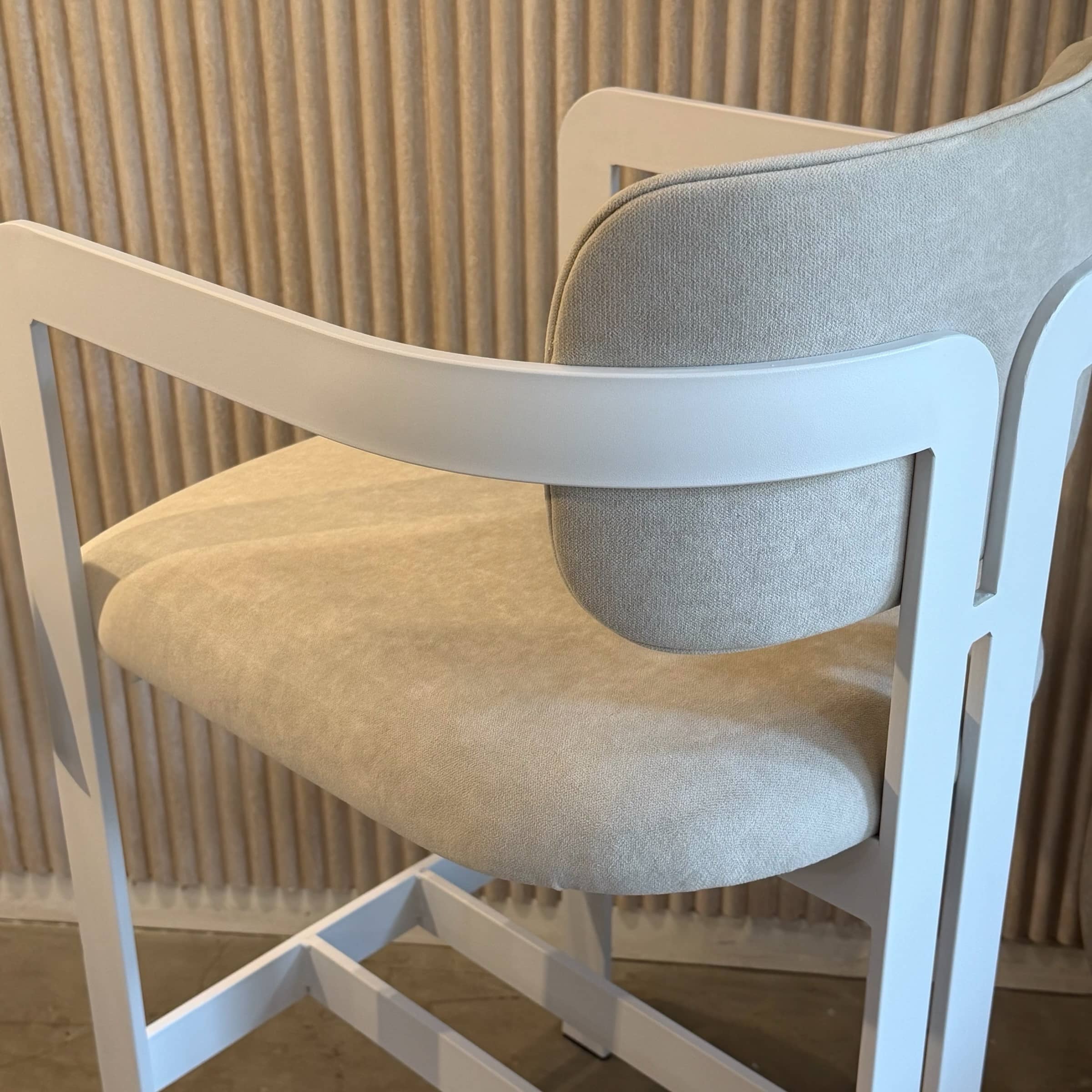 כסא בר מנדי מעוצב יוקרתי רגל שמנת בד שמנת דגם סופיטל