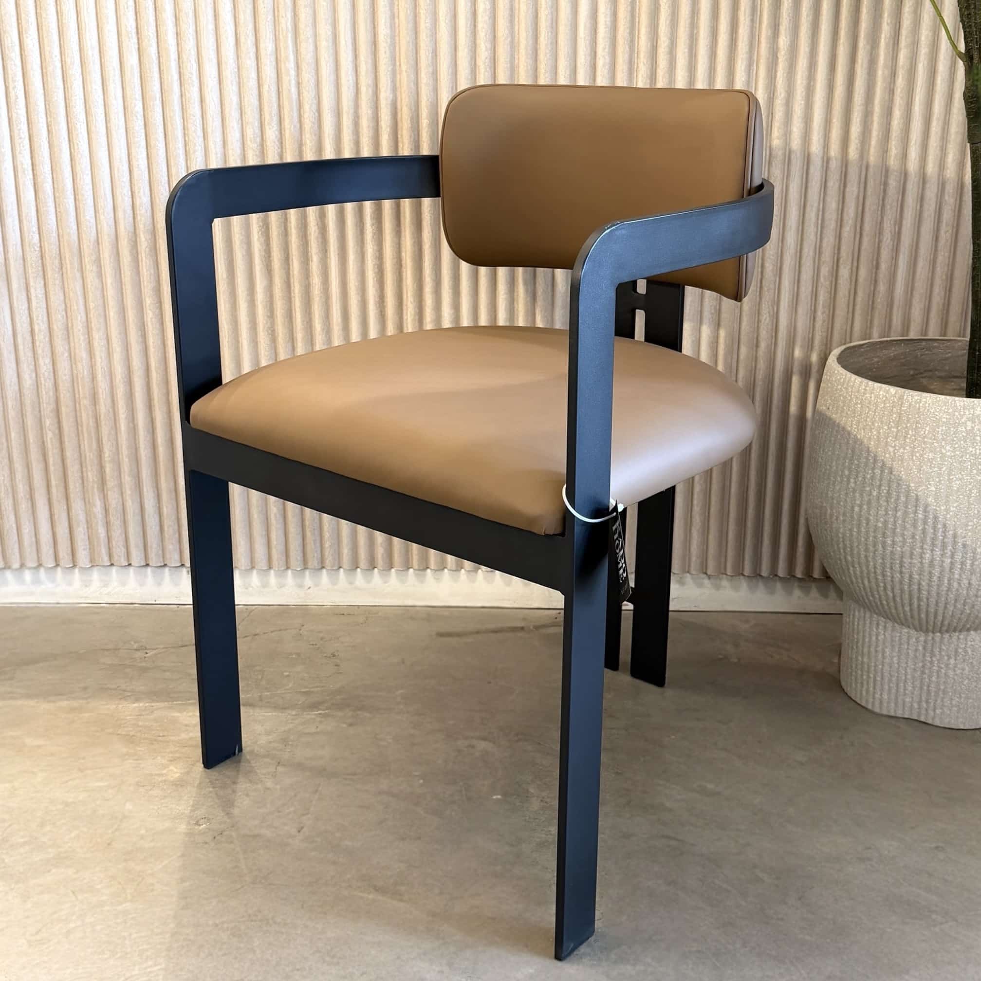 כסא מעוצב מנדי רגל שחורה בד דמוי עור כאמל דגם סופיטל