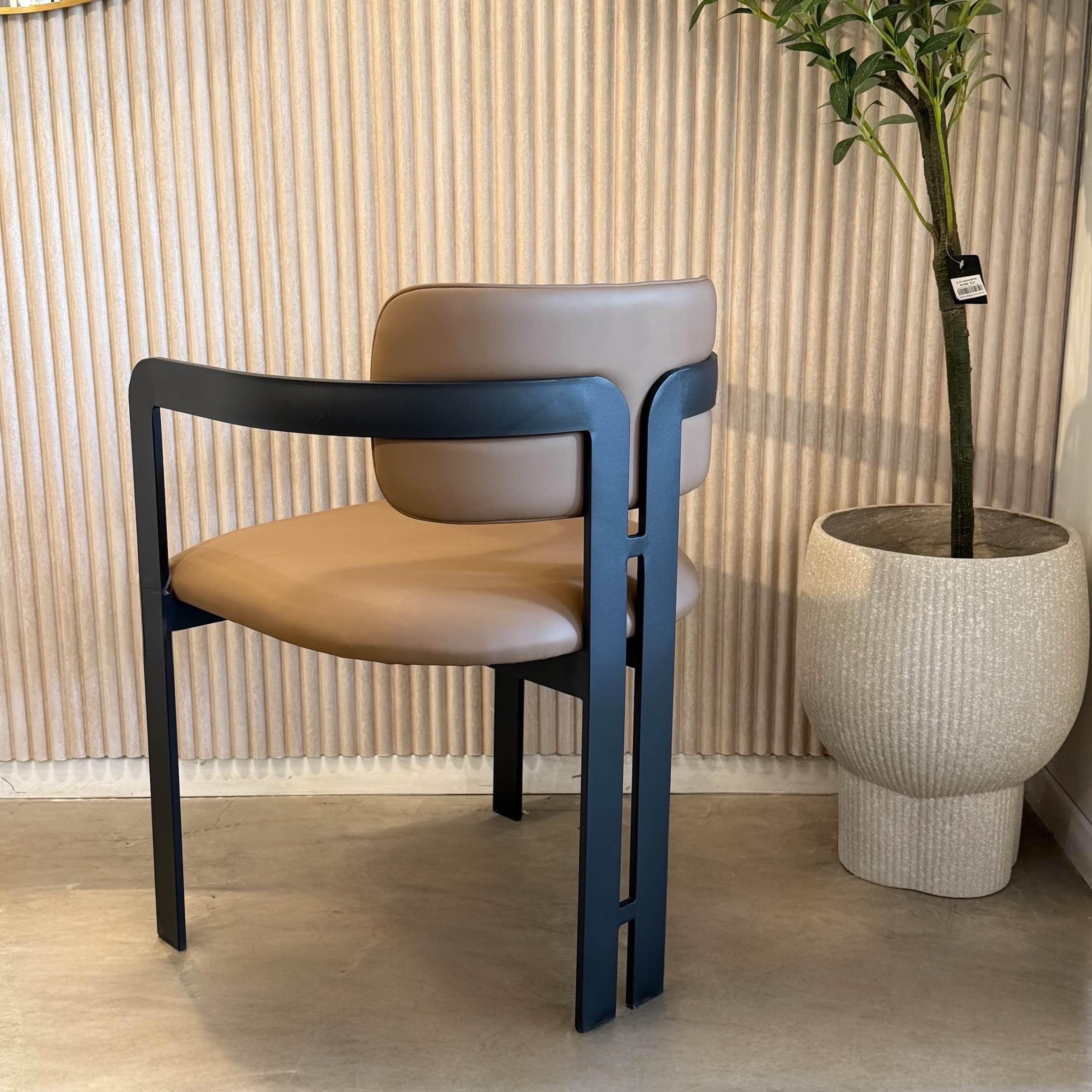 כסא מעוצב מנדי רגל שחורה בד דמוי עור כאמל דגם סופיטל