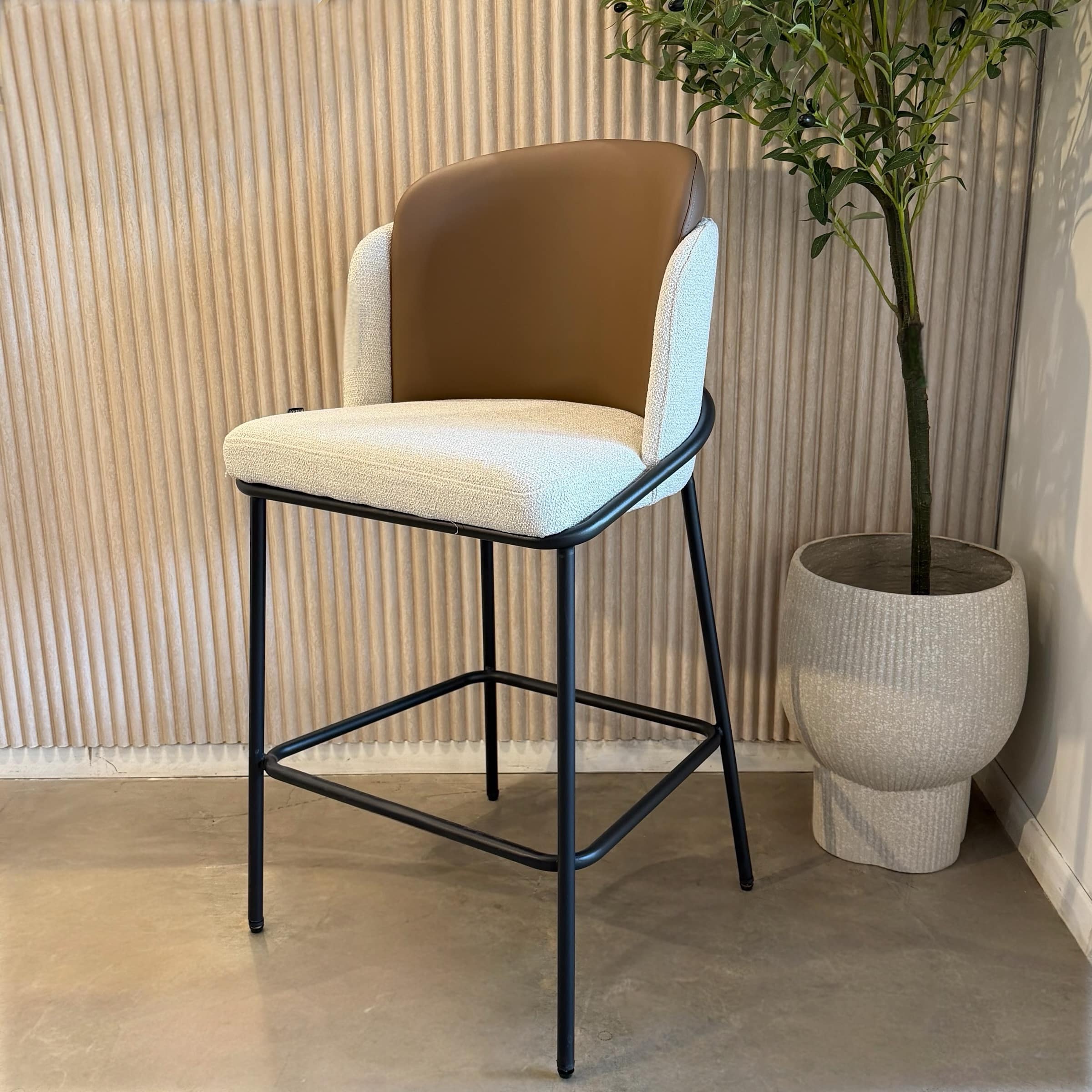 כיסא בר מעוצב איתי אריג שמנת גב כאמל דגם מנדי - 5 אחרונים!