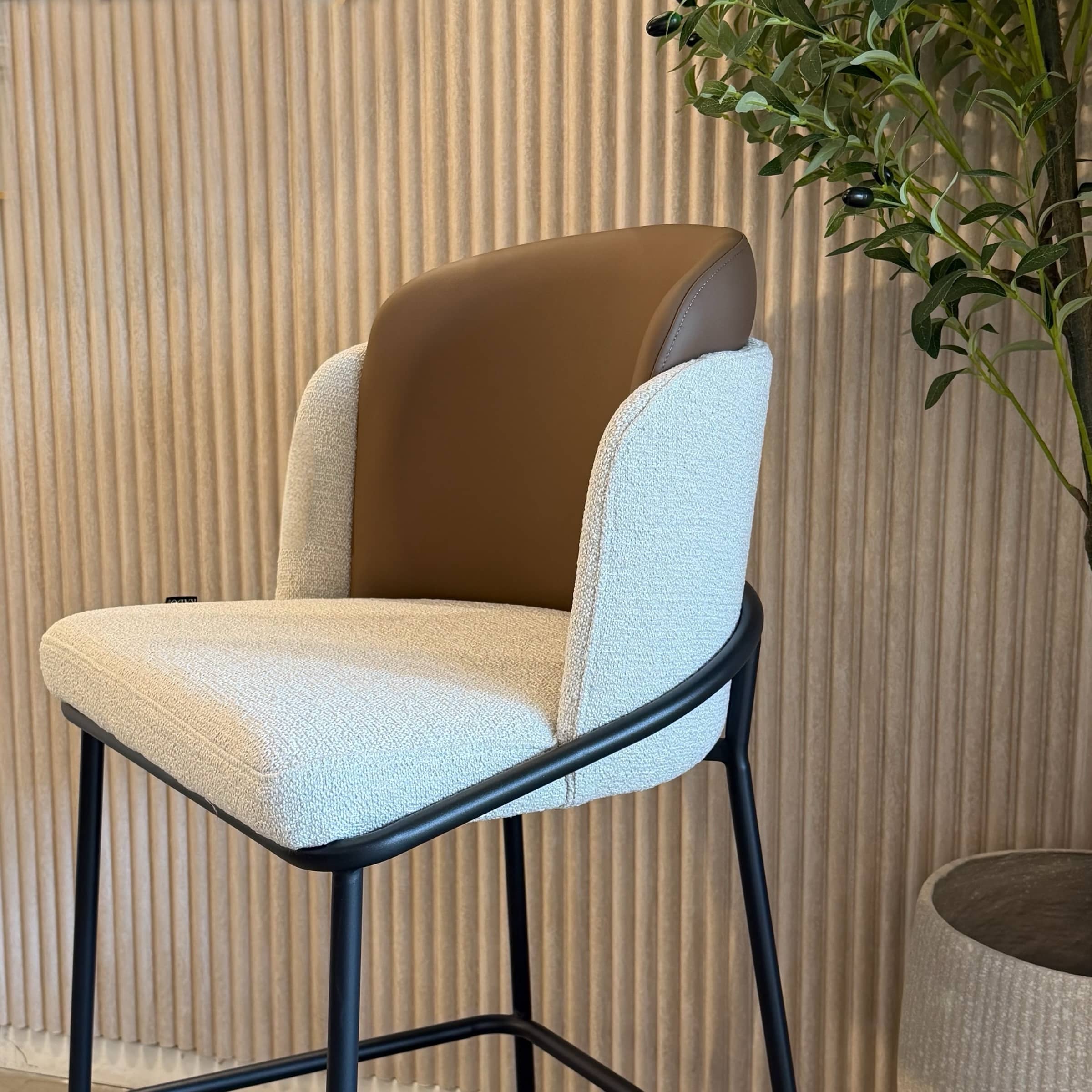 כיסא בר מעוצב איתי אריג שמנת גב כאמל דגם מנדי - 5 אחרונים!